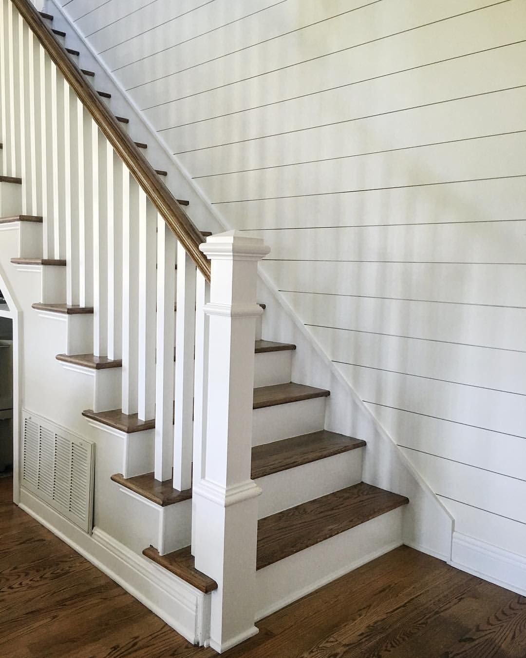 Белая лестница в деревянном доме фото