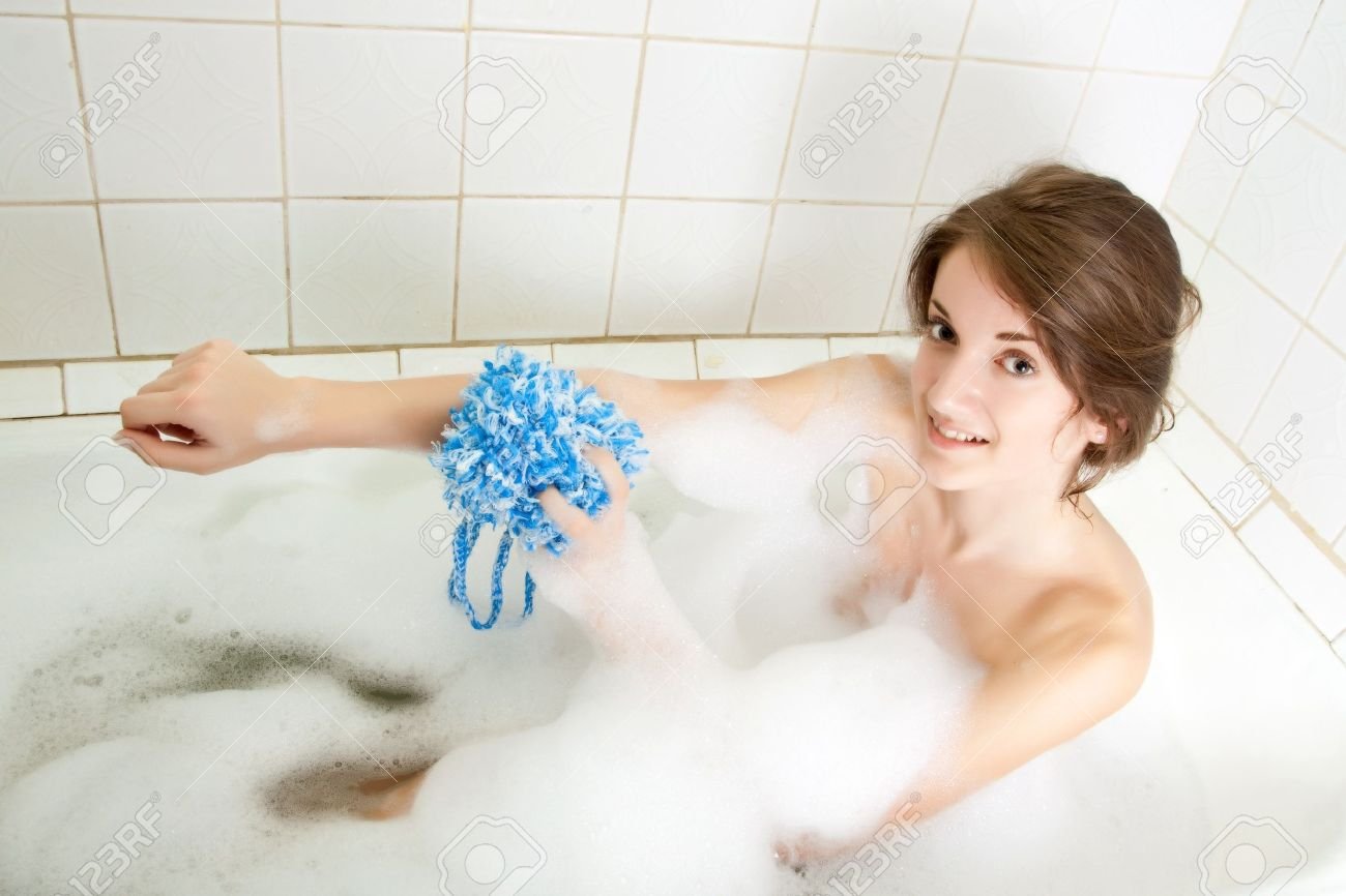 Мачеха купается в ванне фото
