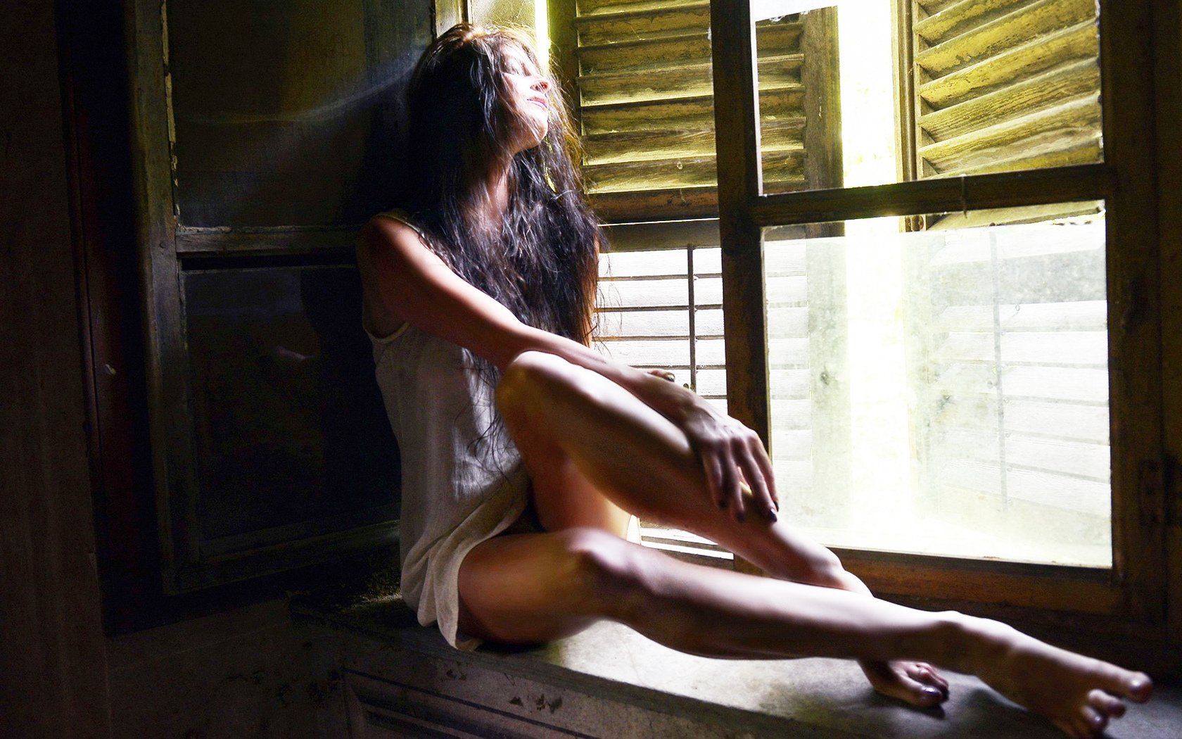 Фото нежного тела девушки с маленькими сиськами позирующей у окна