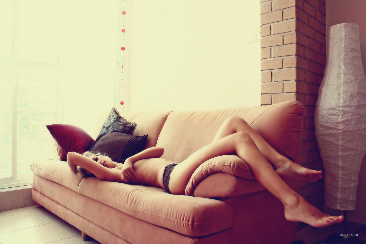 Фото русой девушки на диване