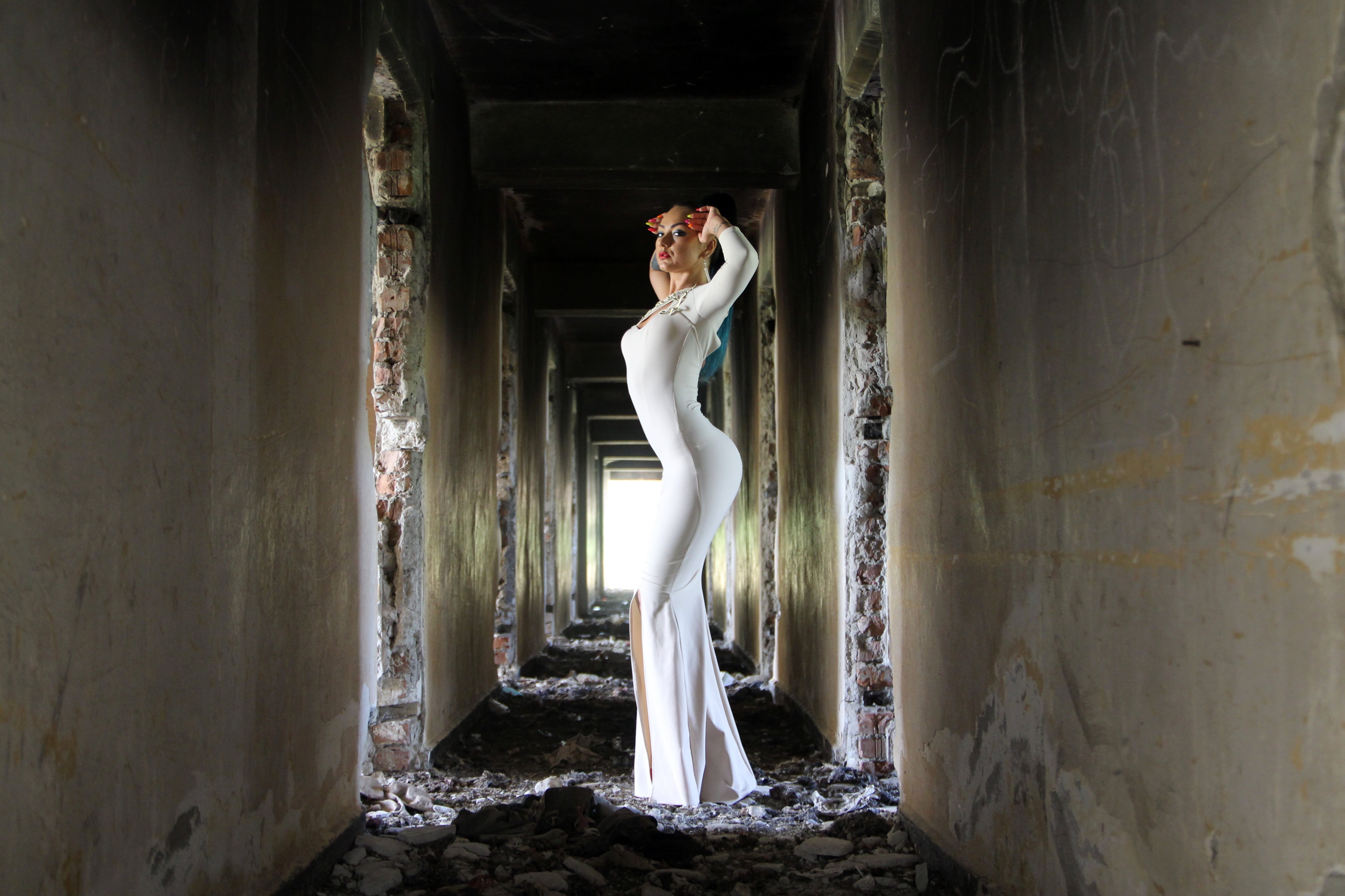 Муж фотографирует жопу жены в заброшенном здании 
