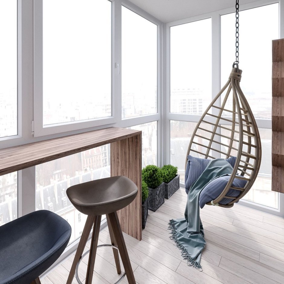 Интерьер балкона с подвесным креслом
