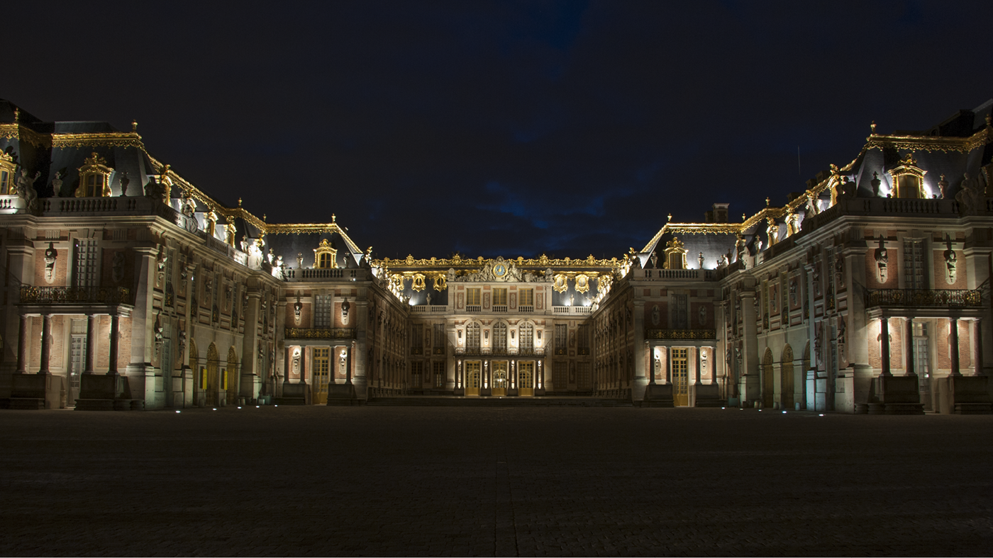 Ночной версаль. Версальский дворец охотничий замок. Версальский дворец ночью. Королевский дворец в Версале. Королевская резиденция Версаль.