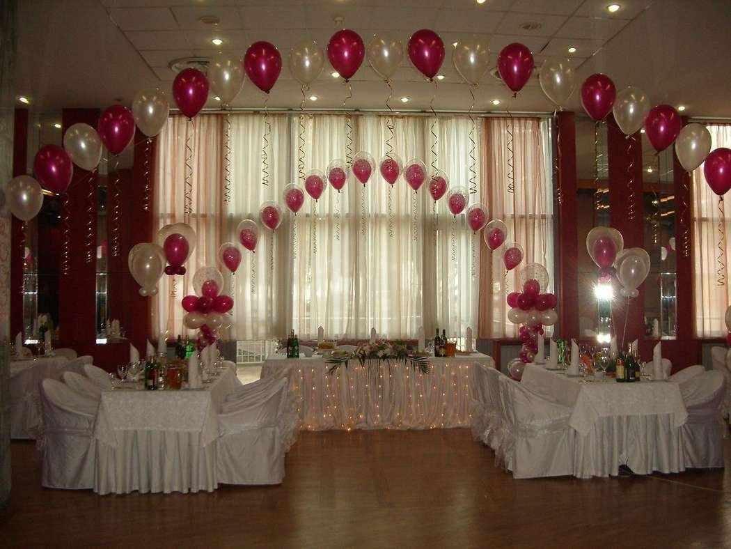 свадебное оформление зала шарами скромно