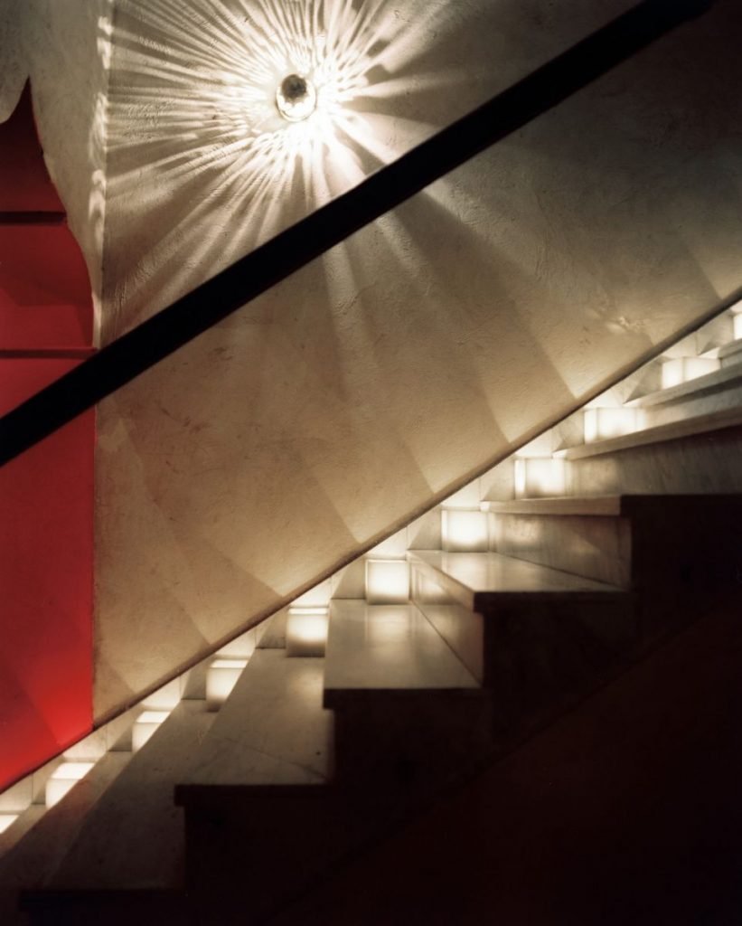 Светильники на лестнице в частном доме