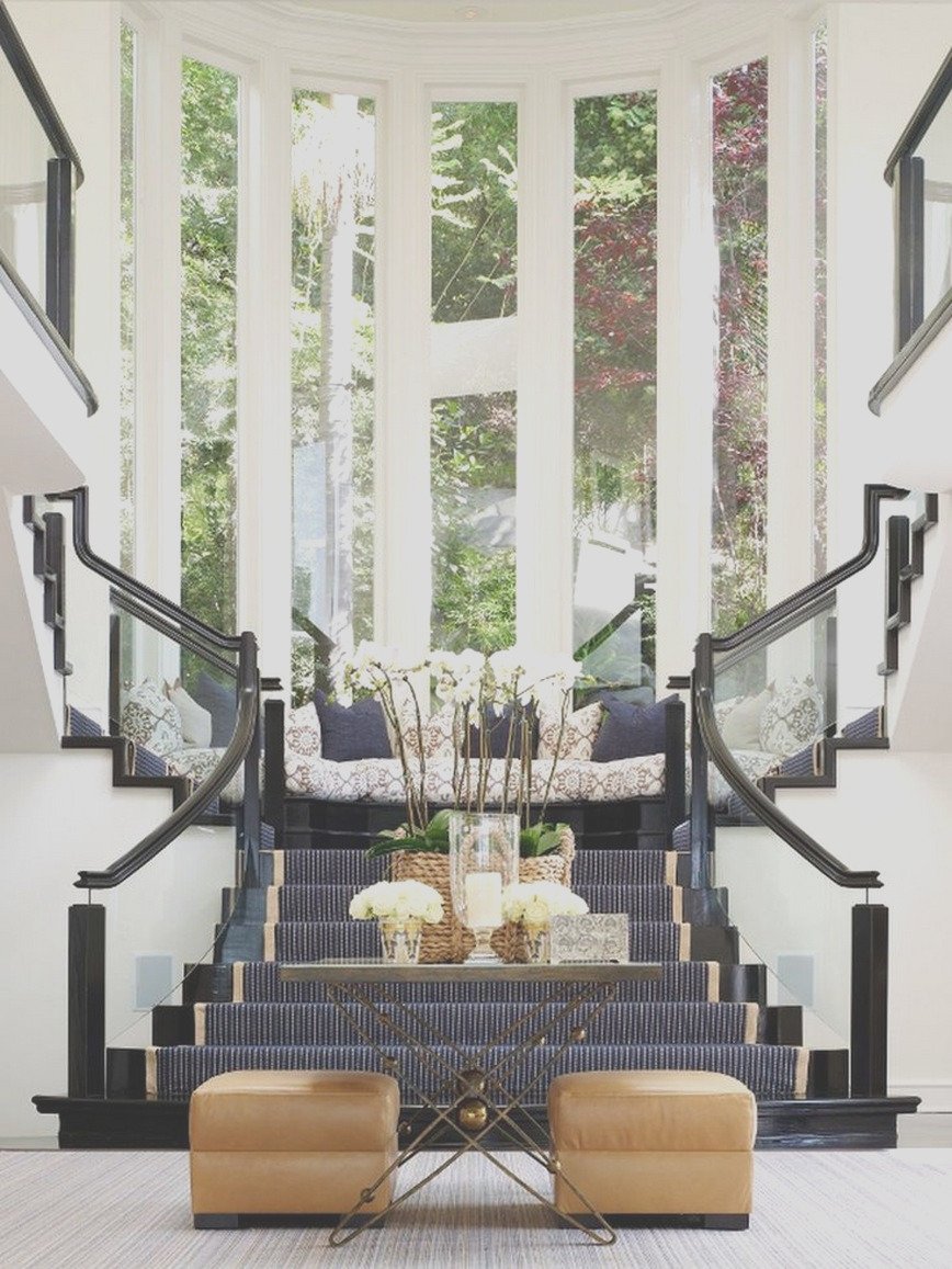 Красивый коридор с лестницей