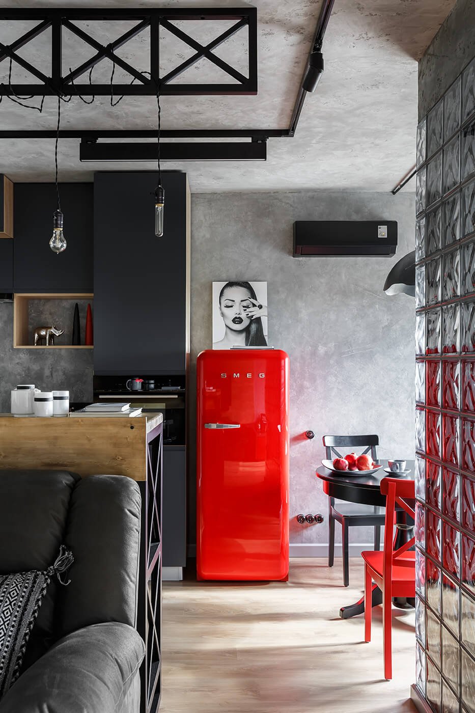 Холодильник красный ретро