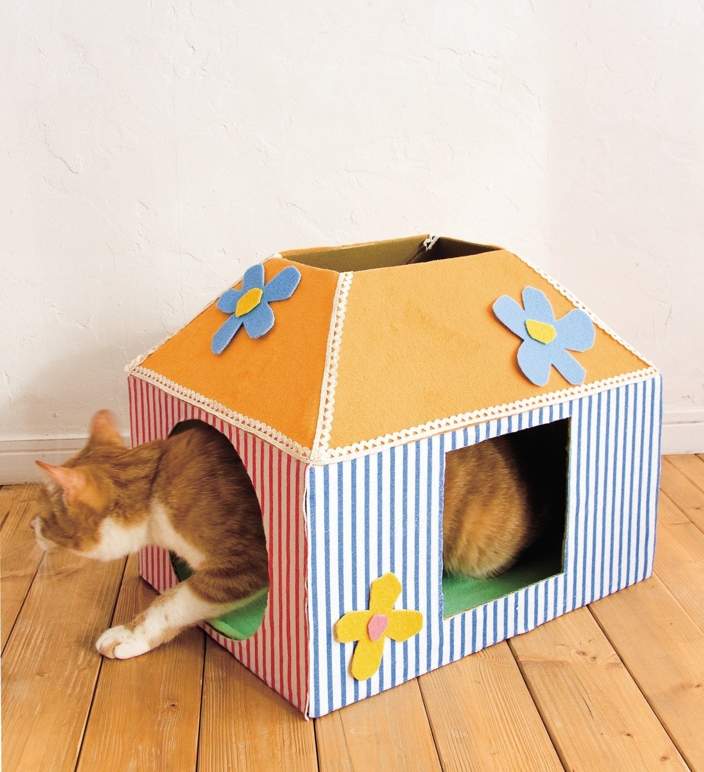 Сделать домик для кошек из коробок. Картонные домики для котов. Дом для кошки из картона. Домик для кошки из картонной коробки. Домик для кошки из коробок.