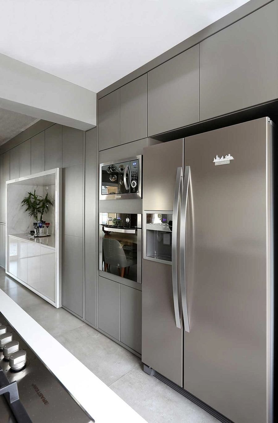 Серый холодильник в интерьере
