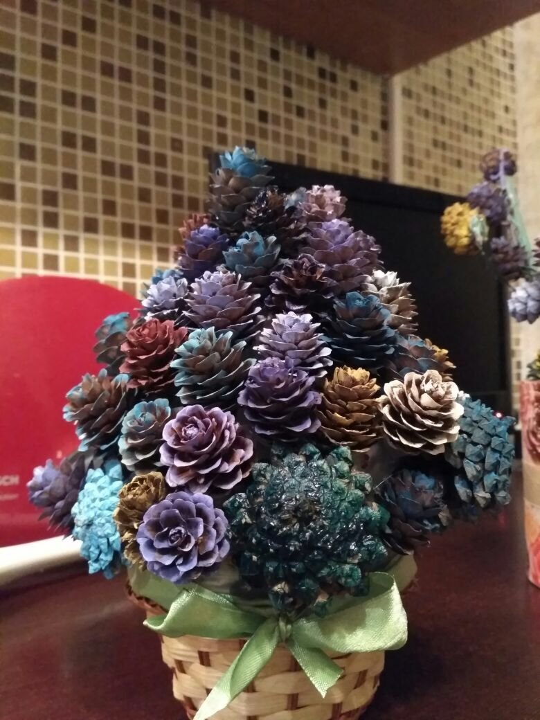 Украшение на стену из шишек