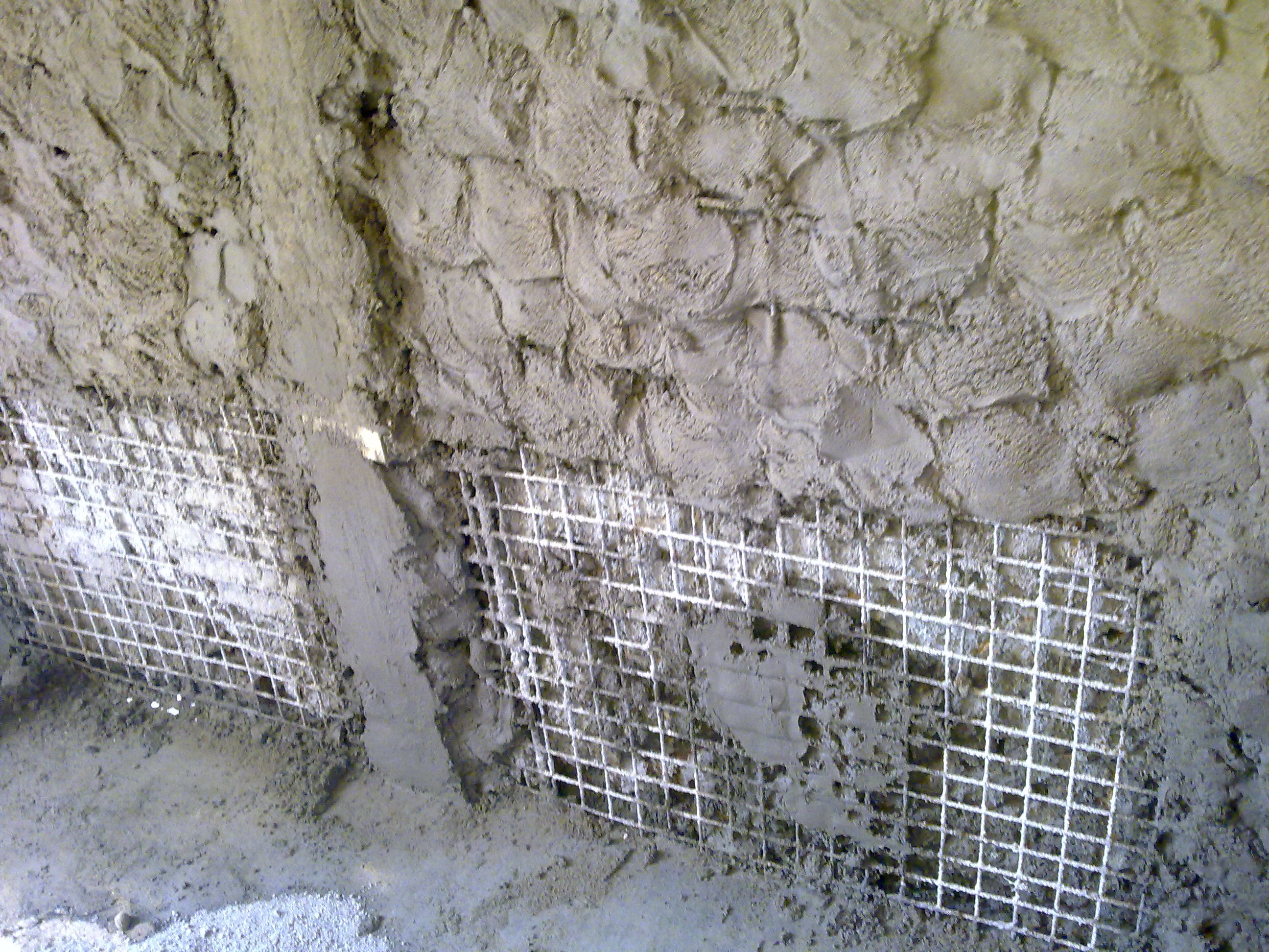 Штукатурка стен армирование. Цементно Песчаная штукатурка по сетке, шпатлевка к2. Армированная сетка под штукатурку. Сетка для оштукатуривания стен металлическая. Армирование стен сеткой для штукатурки.