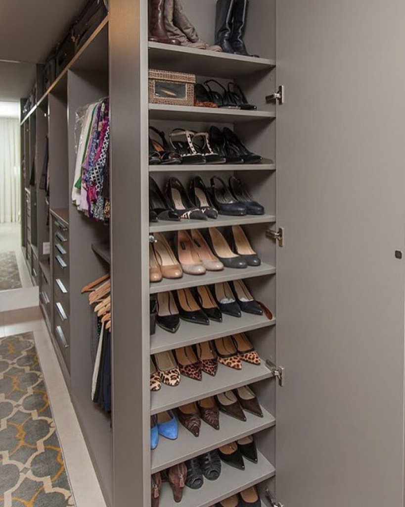 Выдвижные ящики для обуви в гардеробной