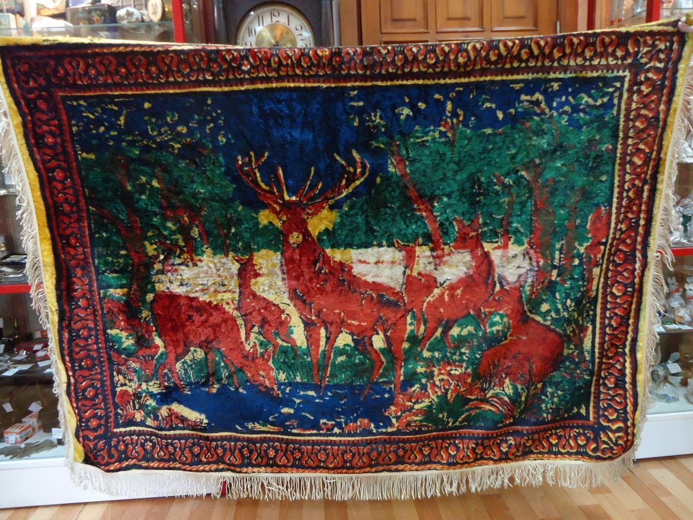Старые ковры с оленями