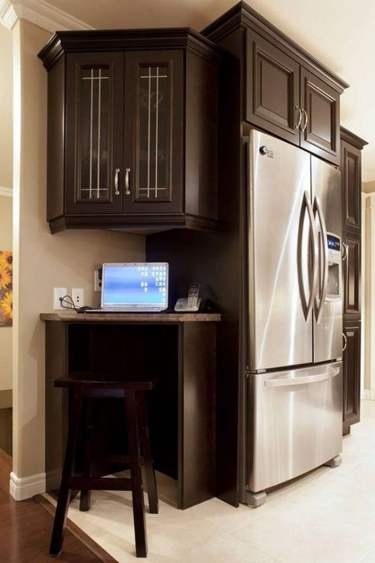 Маленький холодильник в интерьере кухни