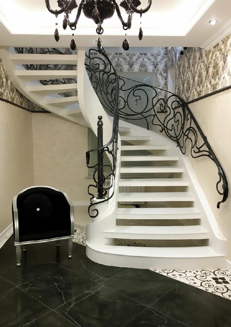 Кованая лестница в готическом стиле
