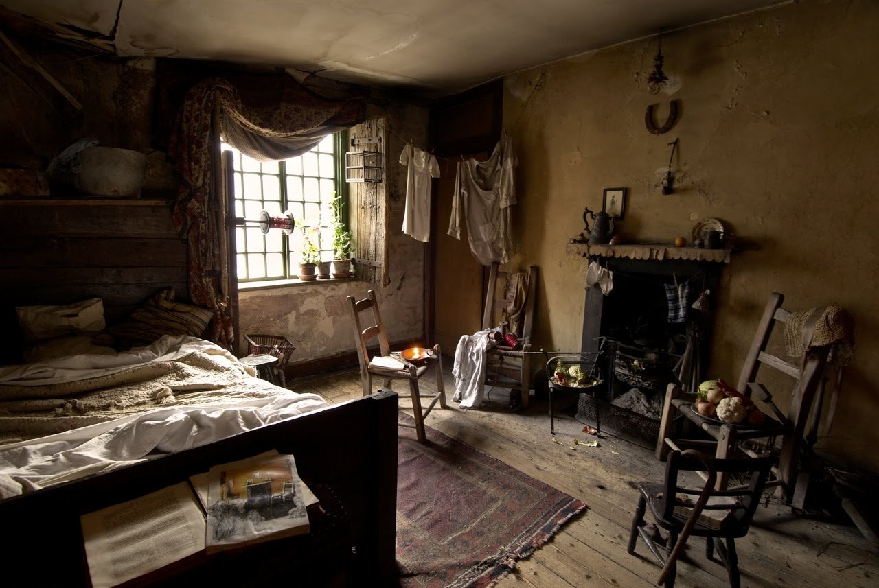 Как выглядят дома этих семей обстановка. Спальня в бедном жилище 19 века в Англии. Жилища бедняков Лондон 19в. Дом Денниса Сиверса. Старый дом интерьер.