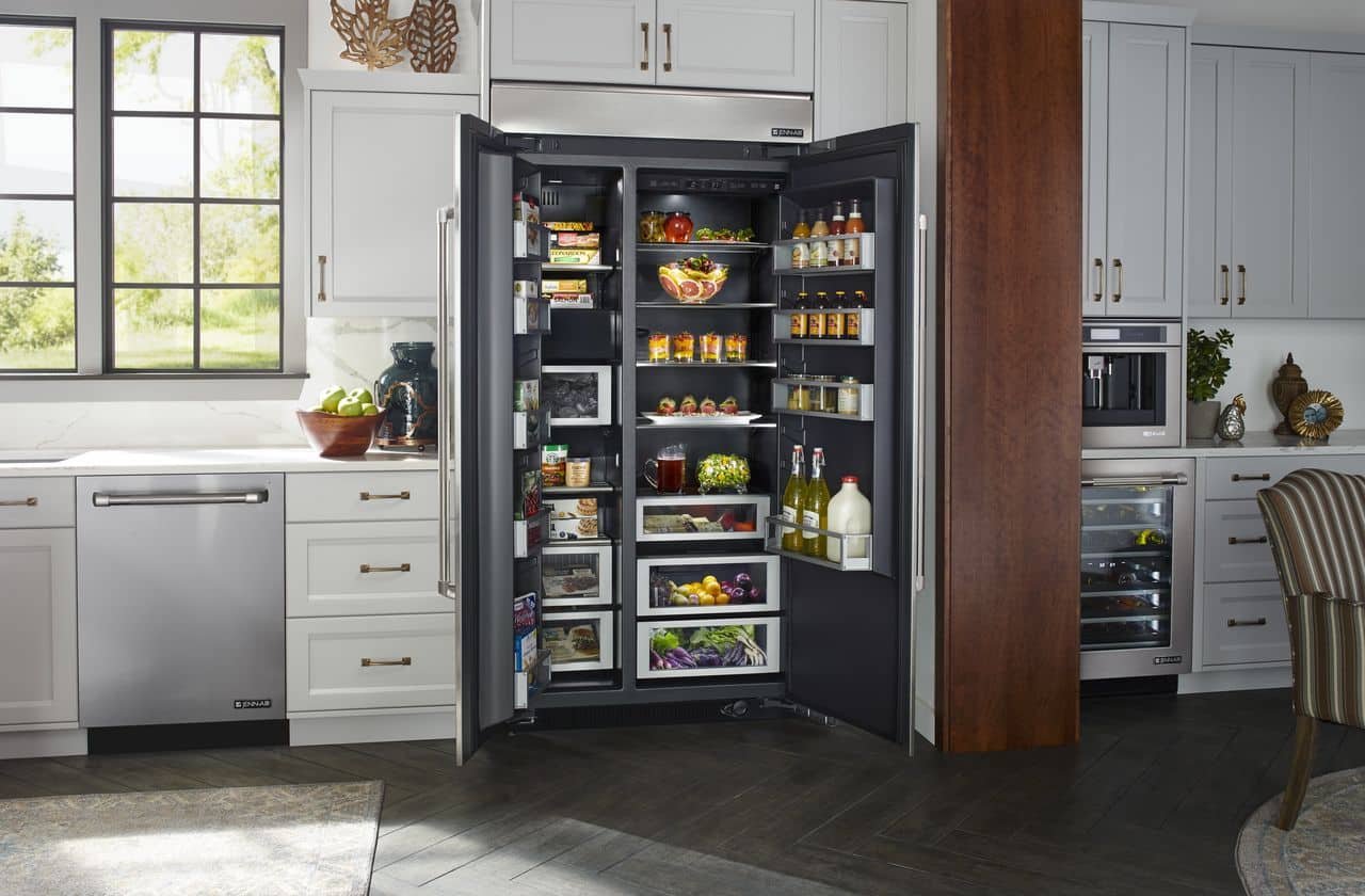 Топ встраиваемых холодильников. Холодильник kitchenaid KCBPX 18120. Холодильник Jenn-Air js48cxdbdb. Холодильник Либхер черный. Встраиваемый холодильник Side by Side.