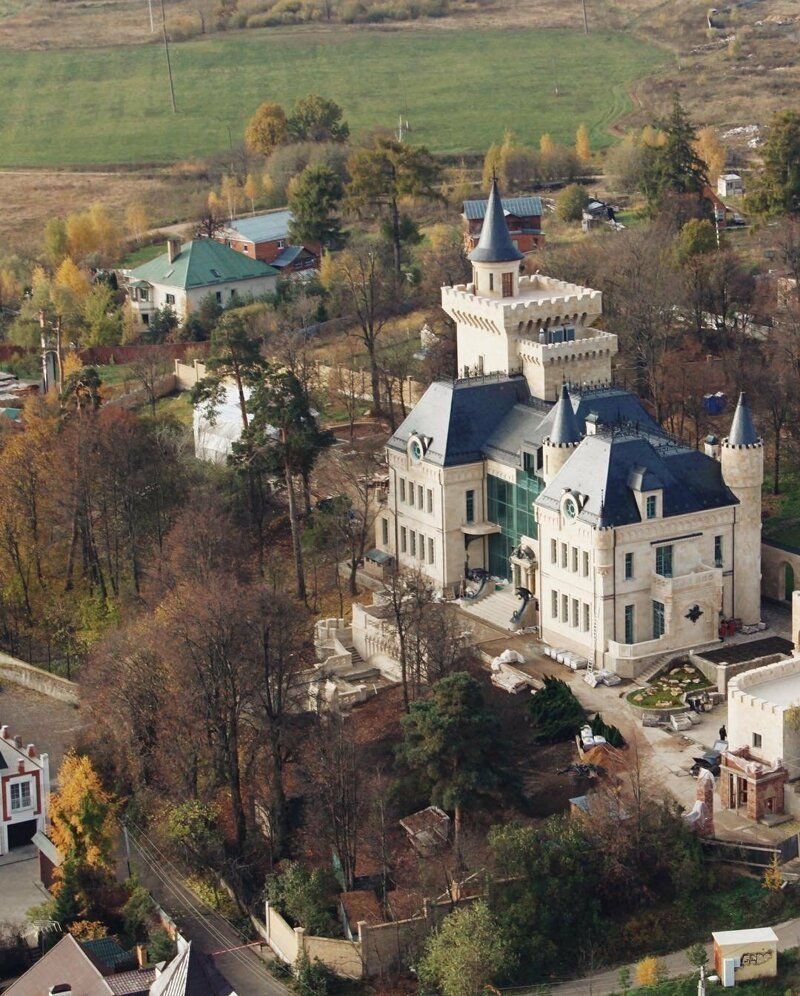 Дом Аллы Пугачевой и Максима Галкина в деревне грязь