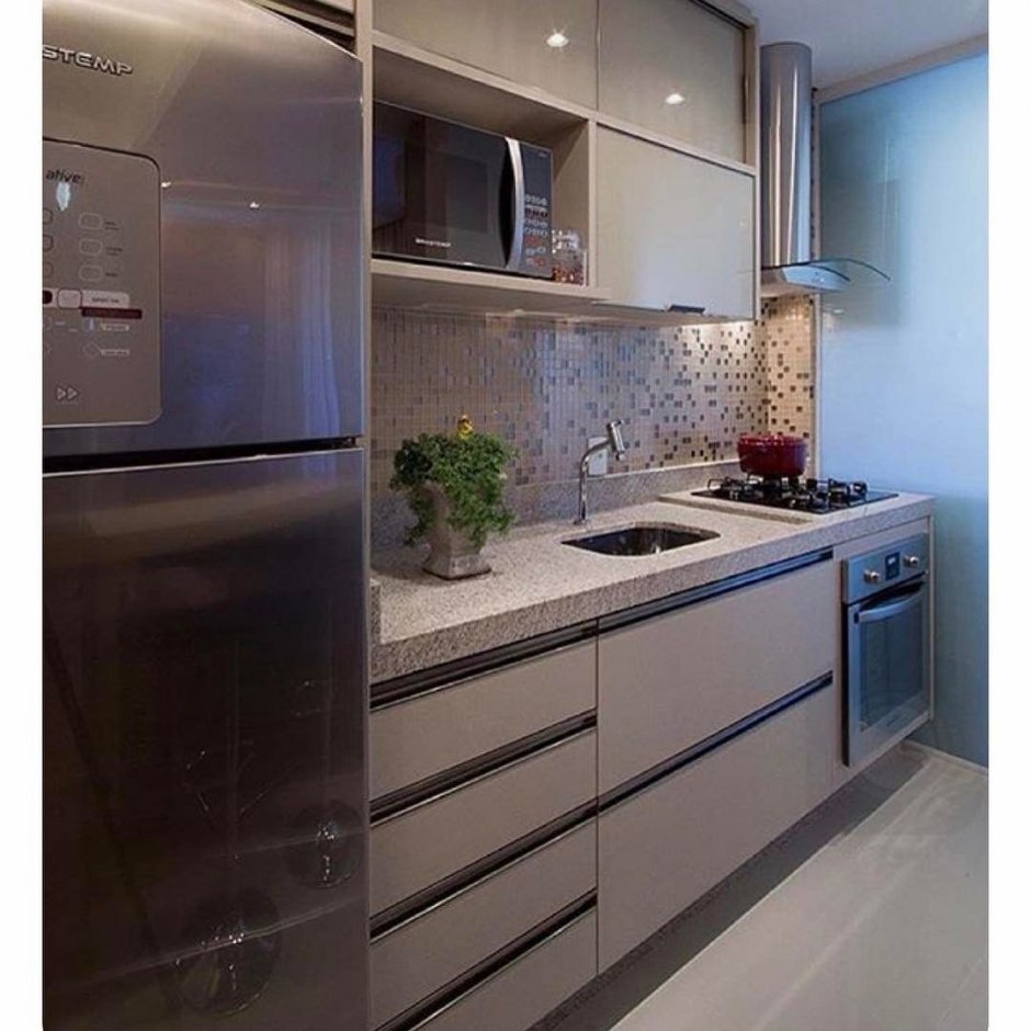 Кухня с серебристым холодильником