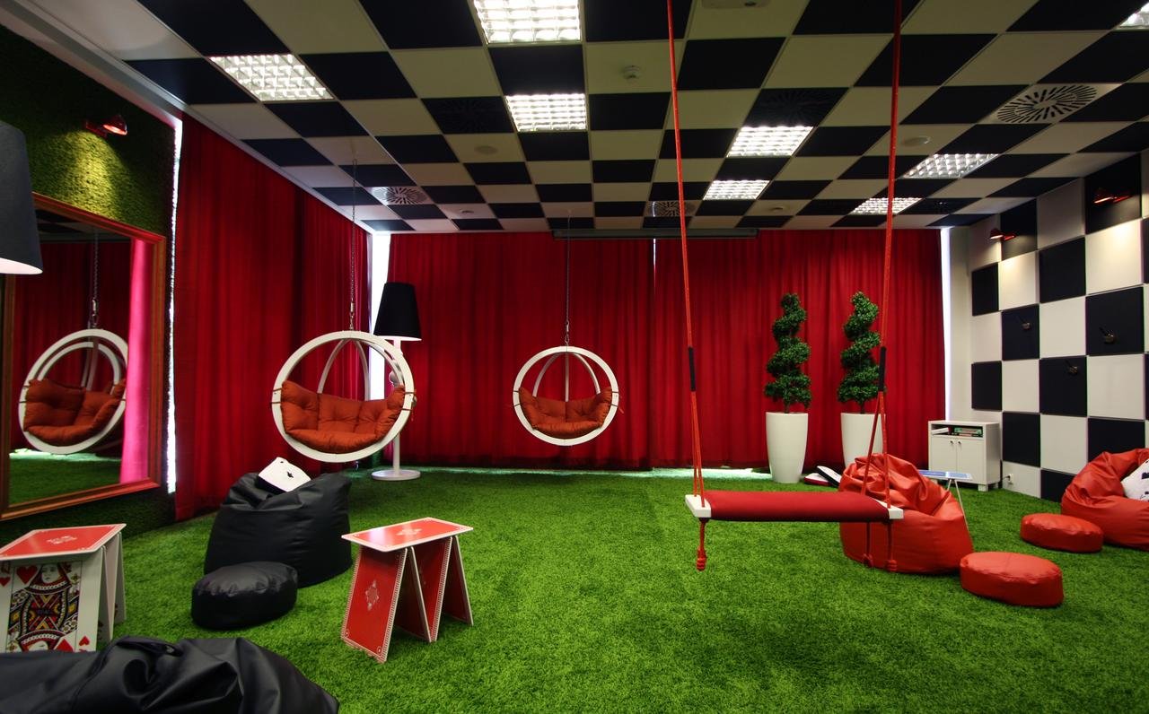 Красная комната игра. Игровая комната. Комната развлечений. Комната в стиле Алиса в стране чудес. Комната в шахматном стиле.