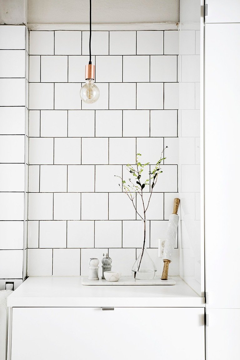 Белая ванная комната в винтажном стиле плитка