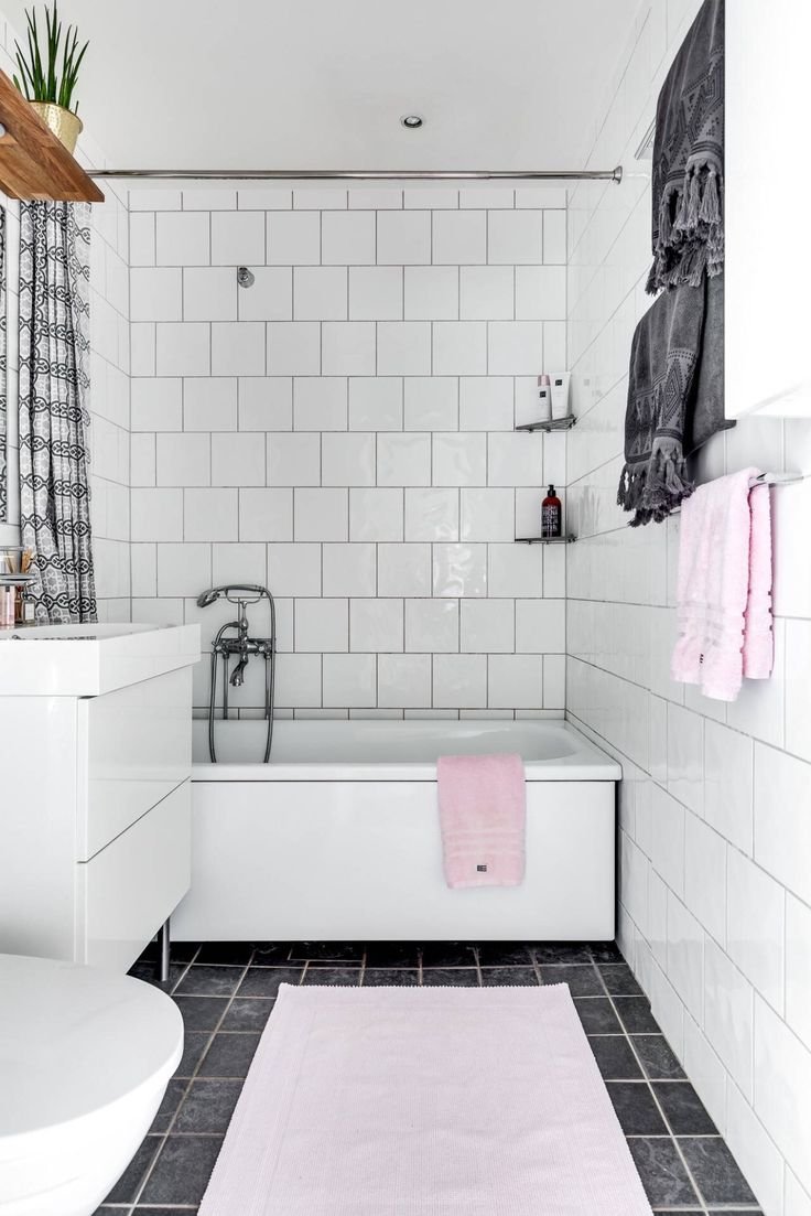 Ванная с белой плиткой