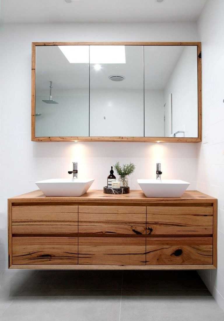 Деревянный шкафчик в ванную