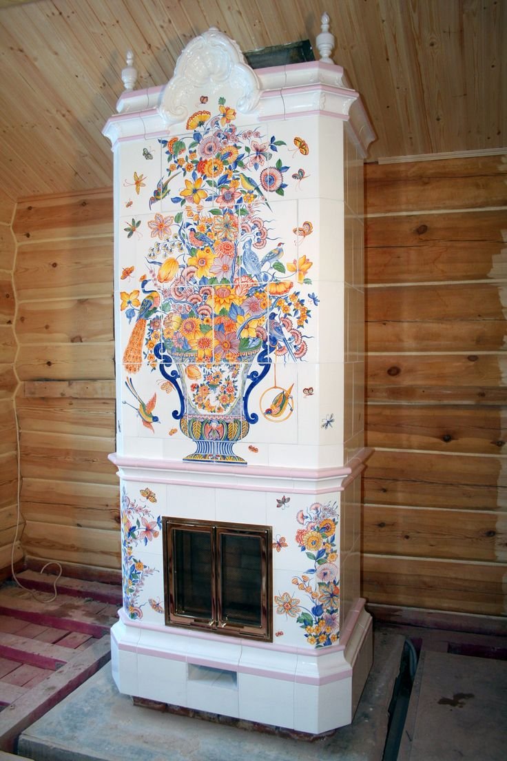 Печь с изразцами в интерьере деревянного дома