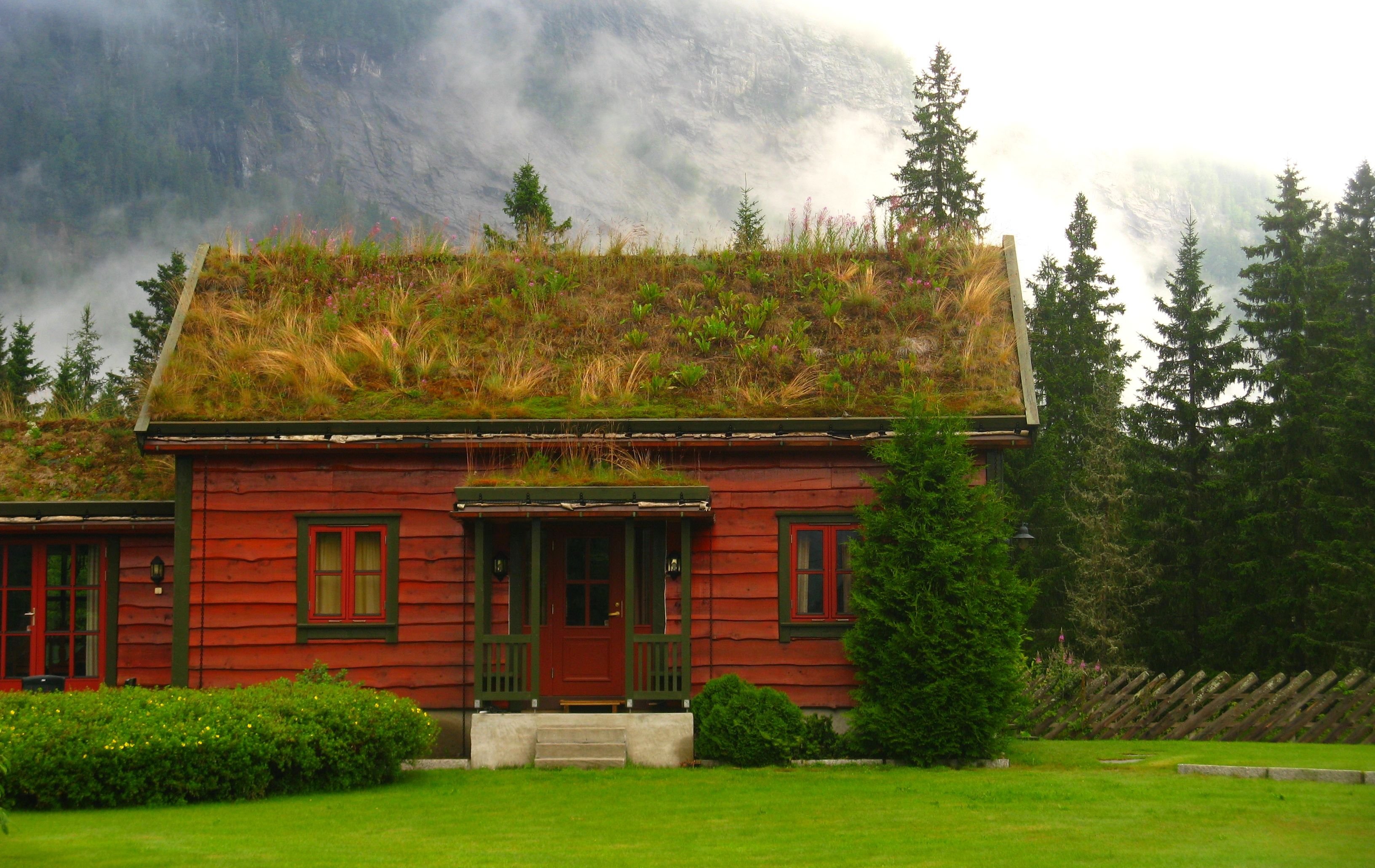 Домик в норвегии. Зеленая кровля в Норвегии. Деревянный дом в горах Норвегии от студии JVA. Зеленые крыши в Норвегии. Традиционное жилище норвежцев.