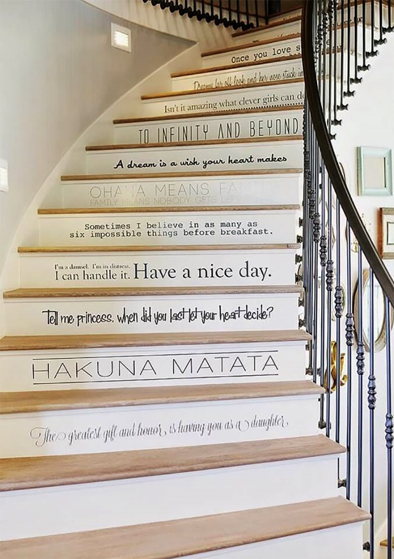 Надписи на лестнице