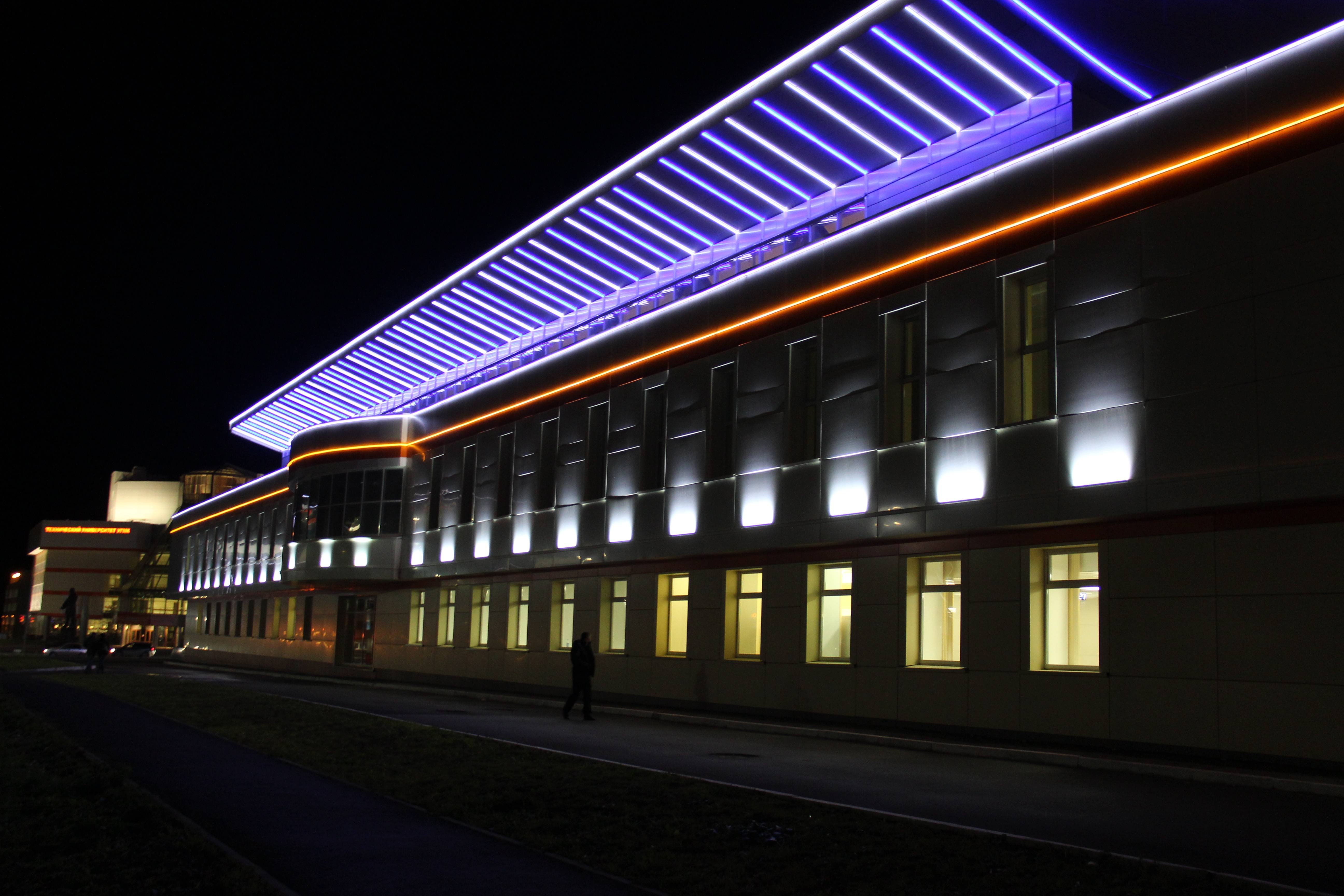Иллюминация зданий. Ночной фасад здания Свердловэнерго. Подсветка фасада. Архитектурная подсветка фасадов. Архитектурная подсветка фасадов зданий.