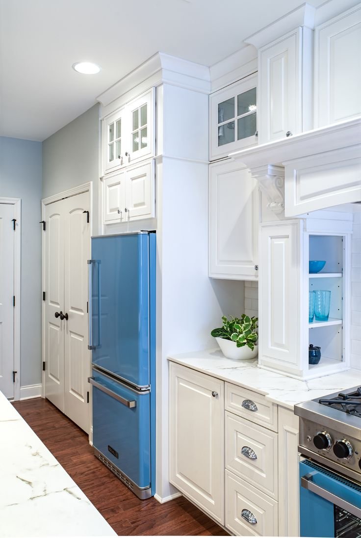 Кухня с синим холодильником
