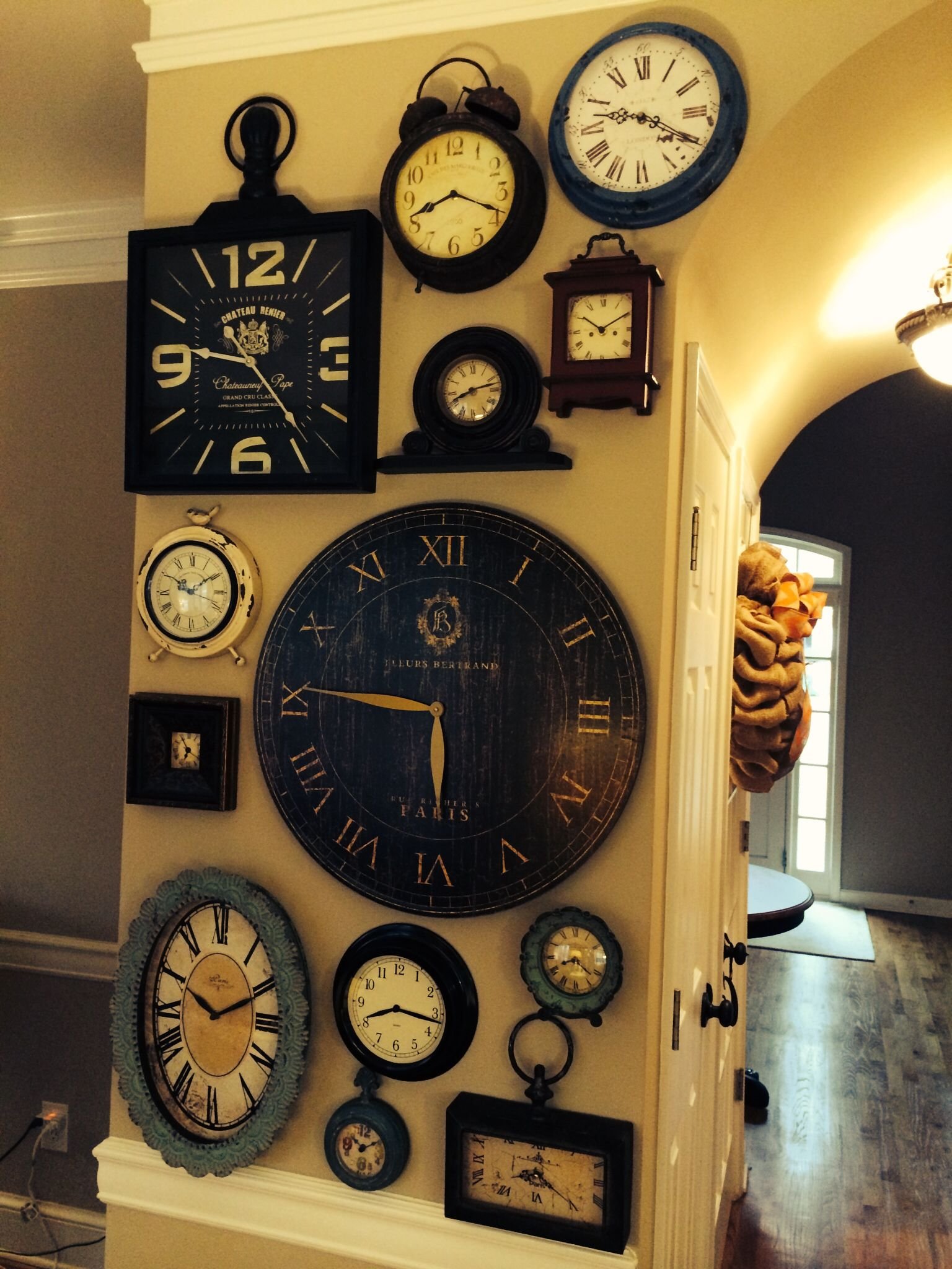 Причины настенных часов. Декор часов. Часы в интерьере. Декор настенных часов. Необычные интерьерные часы.