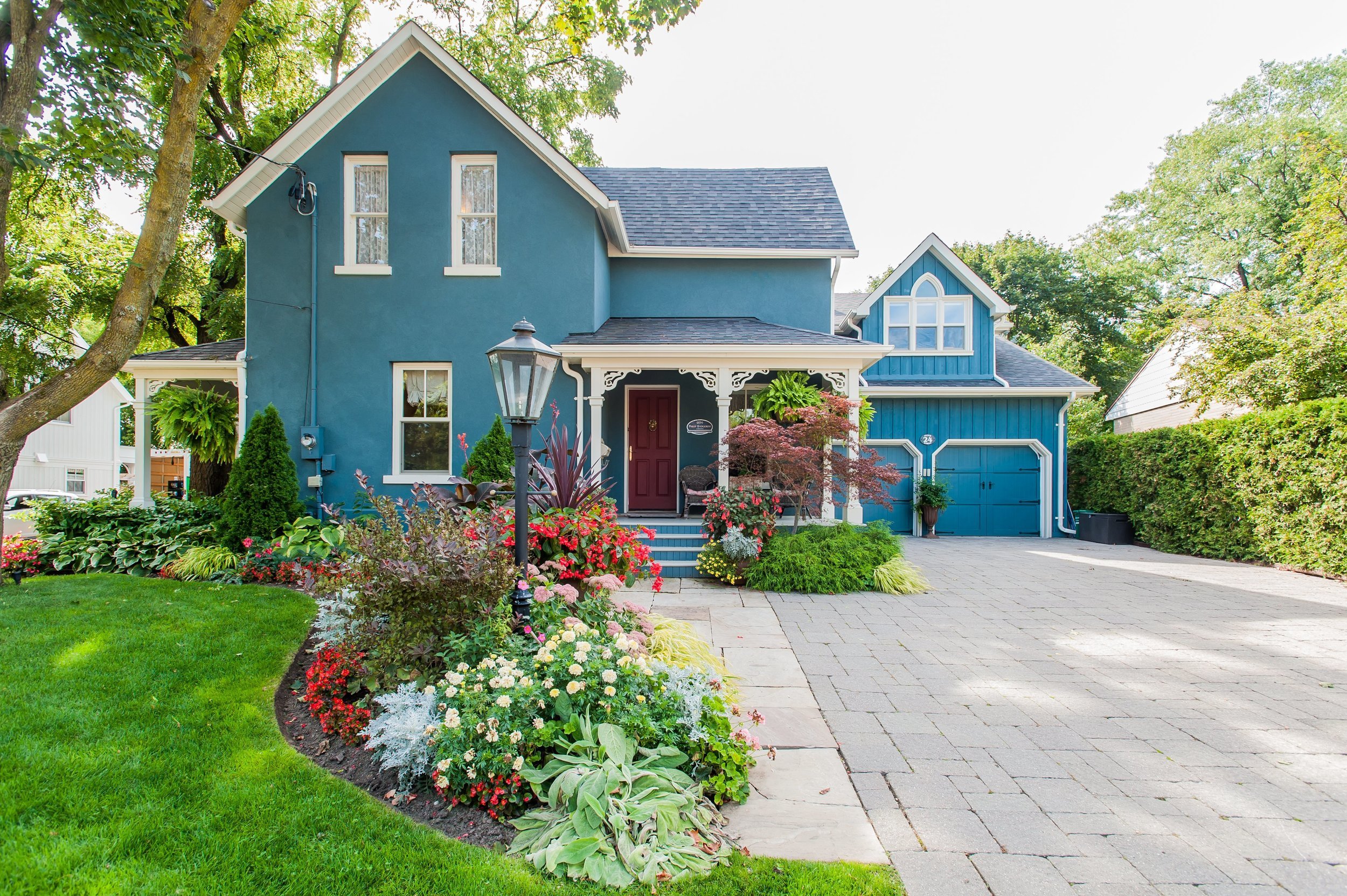 Красивый синий дом. Домик в саду. Красивый дачный дом. Красивый домик с садом. Синий дачный дом.