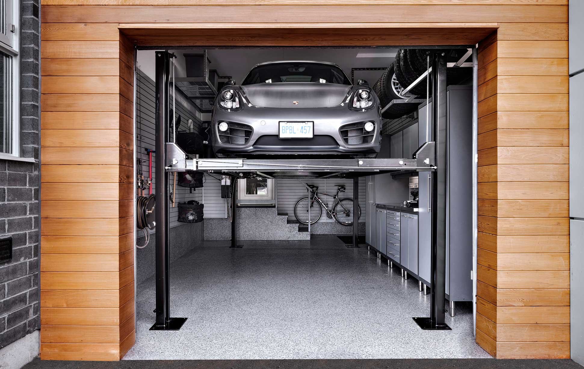 Сток гараж. Дизайнерская отделка гаража. Красивая отделка гаража. Красивый гараж. Красивый гараж внутри.