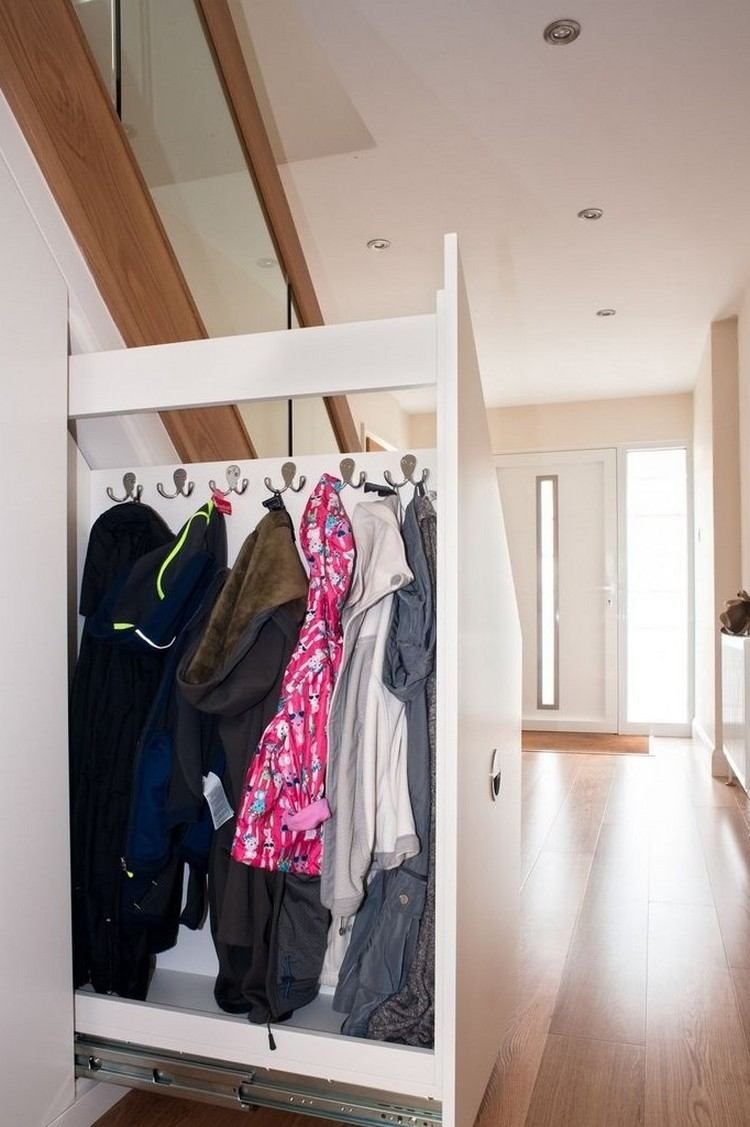Шкаф выдвижной для одежды под лестницей