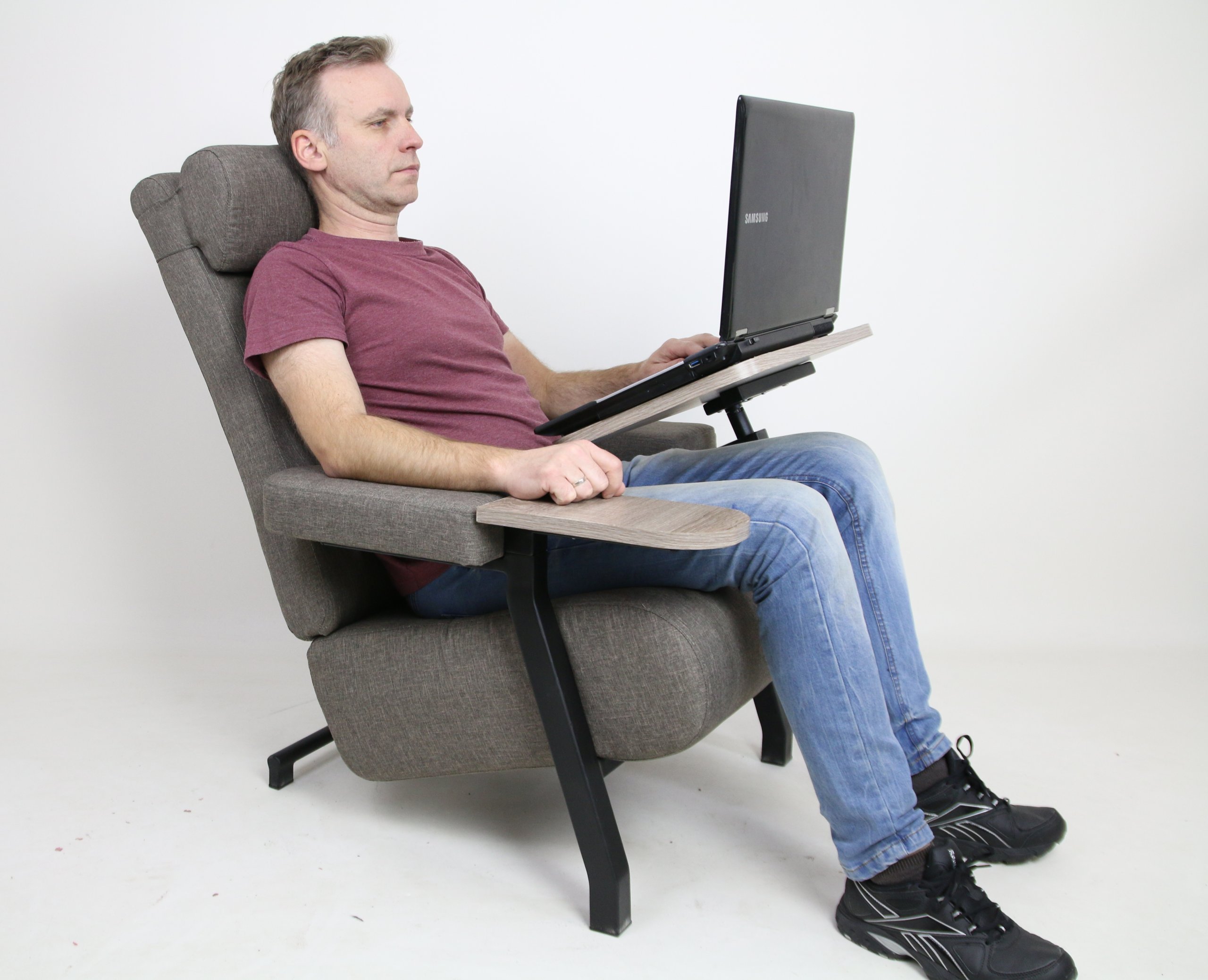Компьютерное кресло со столиком для ноутбука