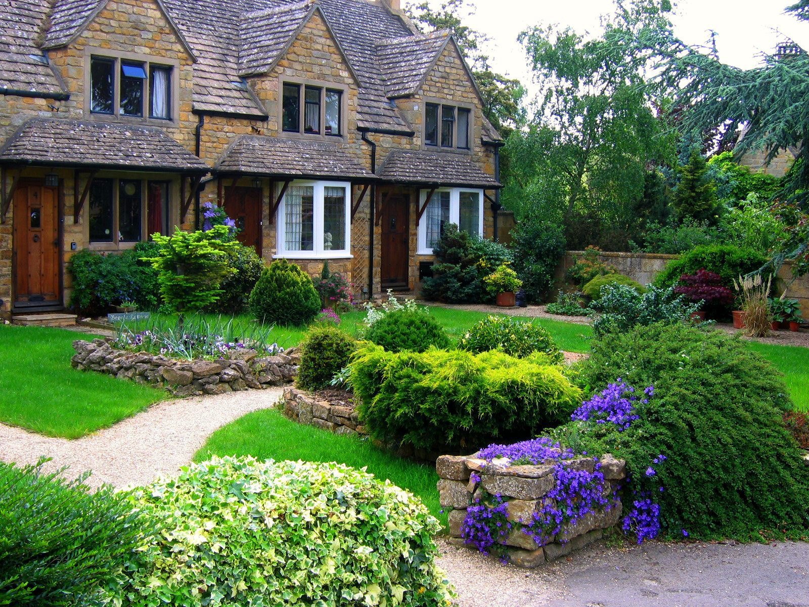 Около дома был сад. Англия деревня кэмбэлфорд ланшадф садов. Сад в английском пейзажном стиле. Ландшафта стиль Тюдоров (английский Ренессанс). Ландшафтный сад большато Англии.