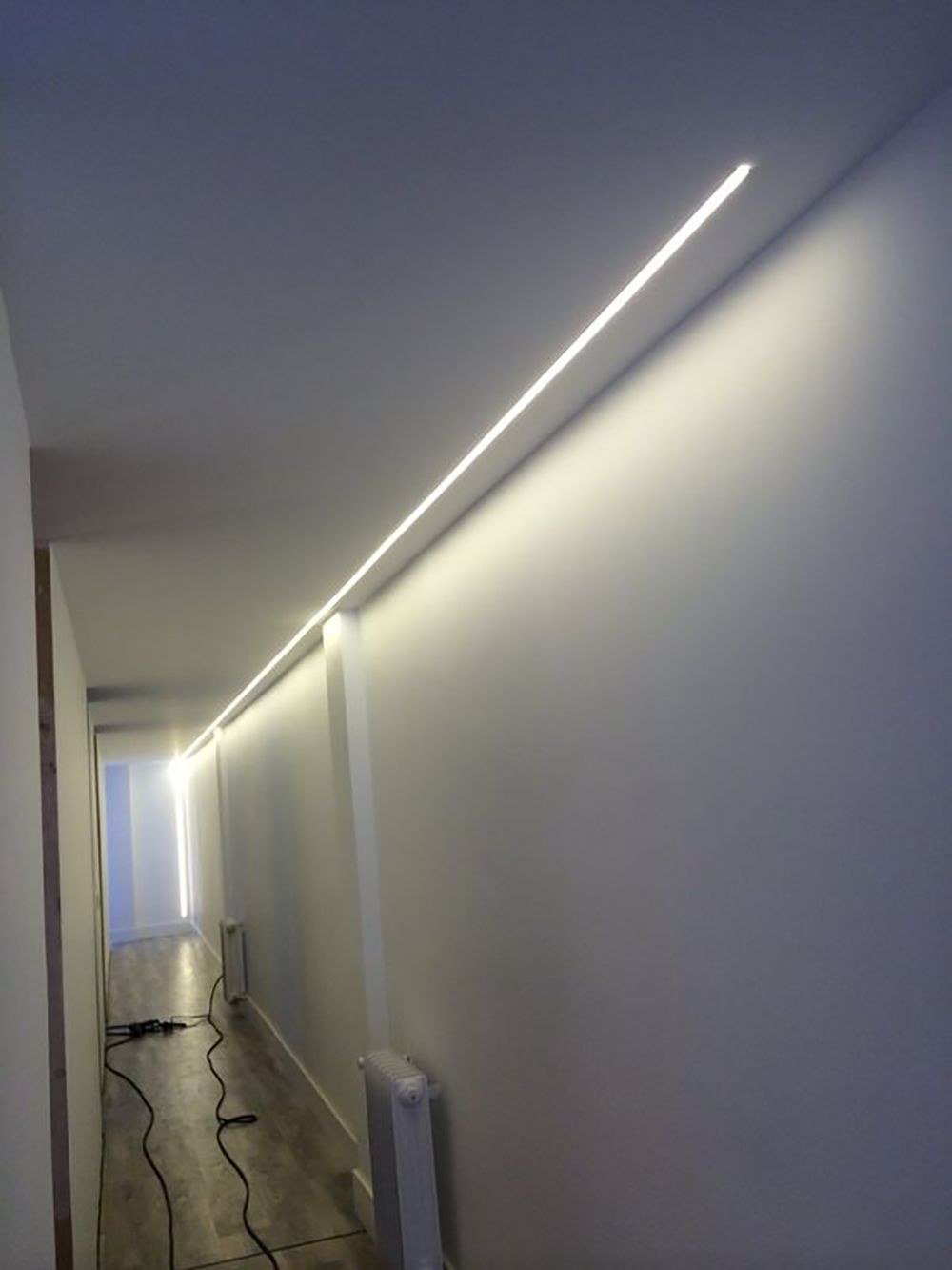 Освещенного снизу. Светодиодная лента, подсветка снизу. Linea Light trade 63196 линейный светильник. Светодиодная подсветка в коридоре. Освещение коридора светодиодной лентой.