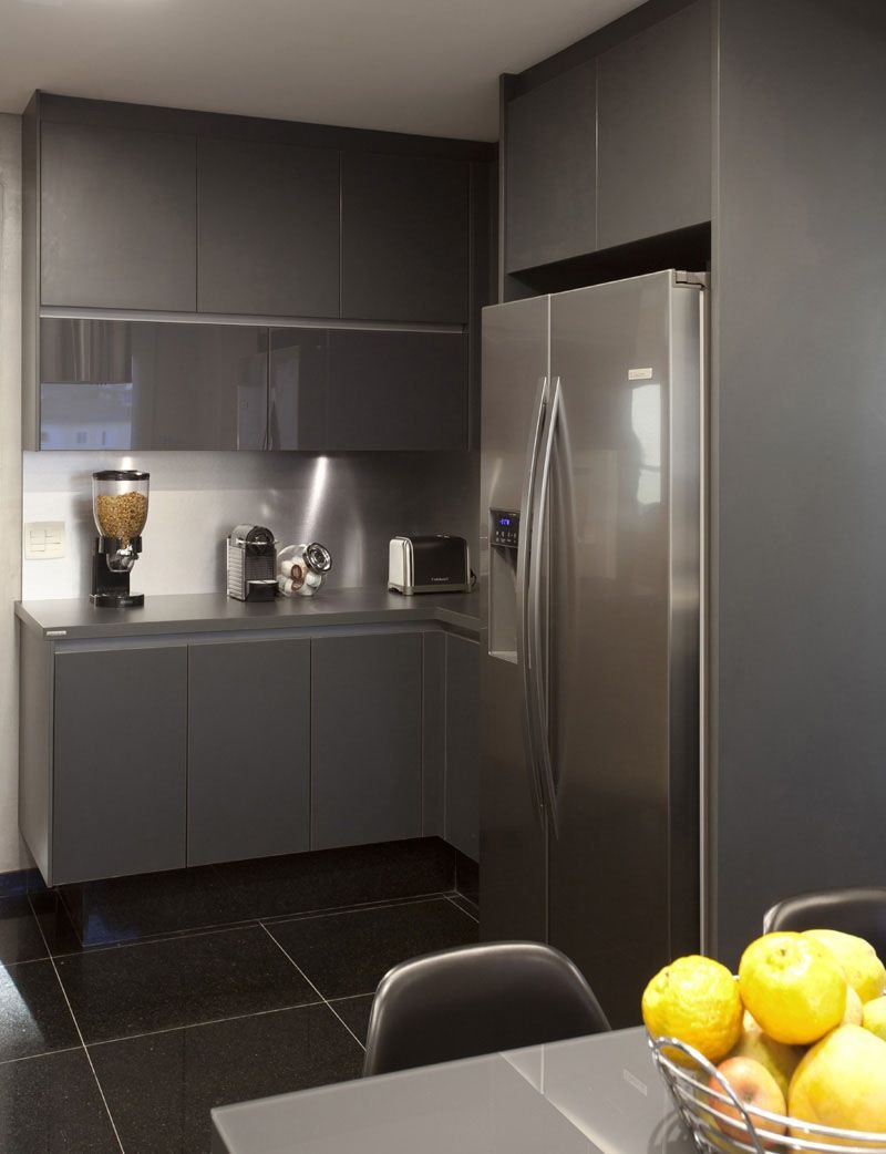 Кухня с черным холодильником