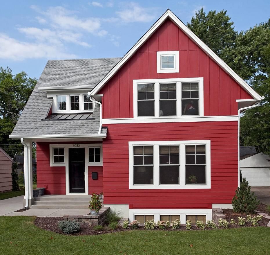 Двухэтажный дом с красной крышей