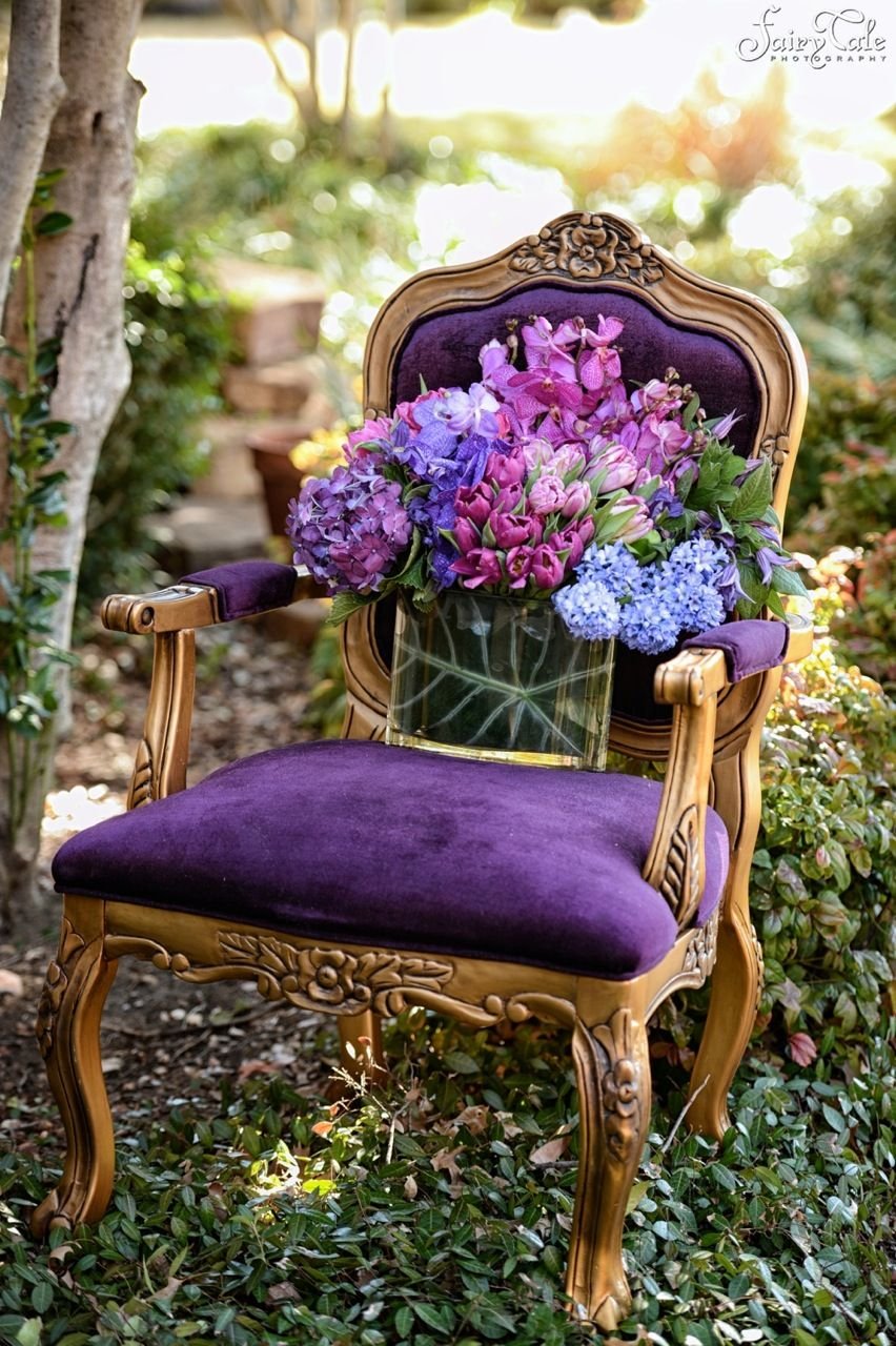 стул с цветочным орнаментом