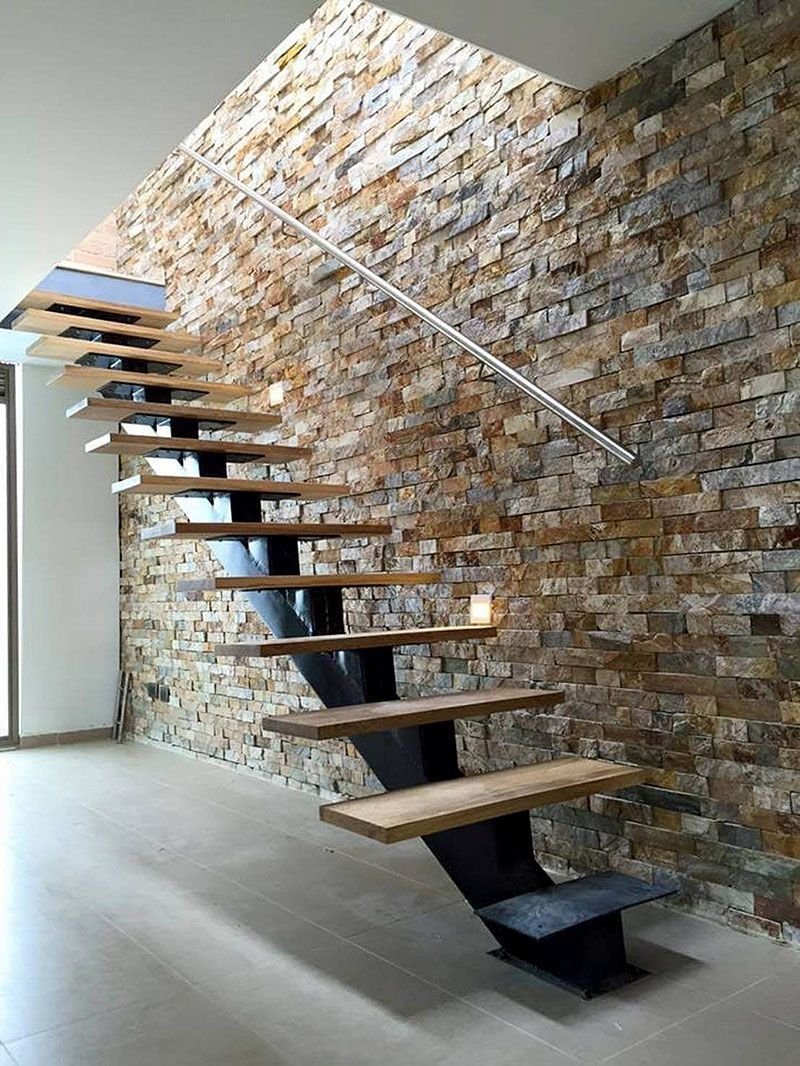 Лестница отделанная камнем