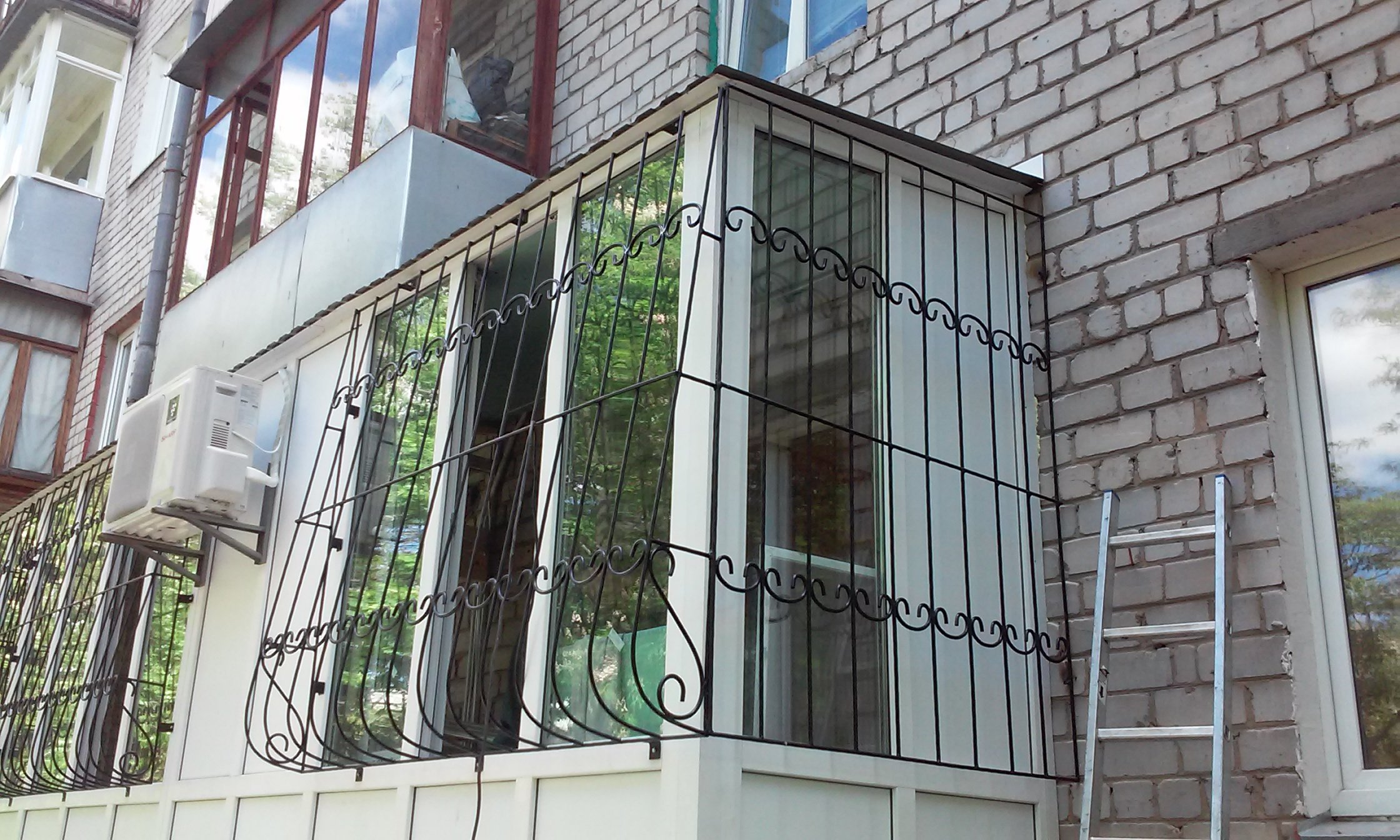 Решетка на лоджию. Металлические решетки на балкон. Балконная решетка. Балконы.окна.решетки. Решетка на балкон из металла.