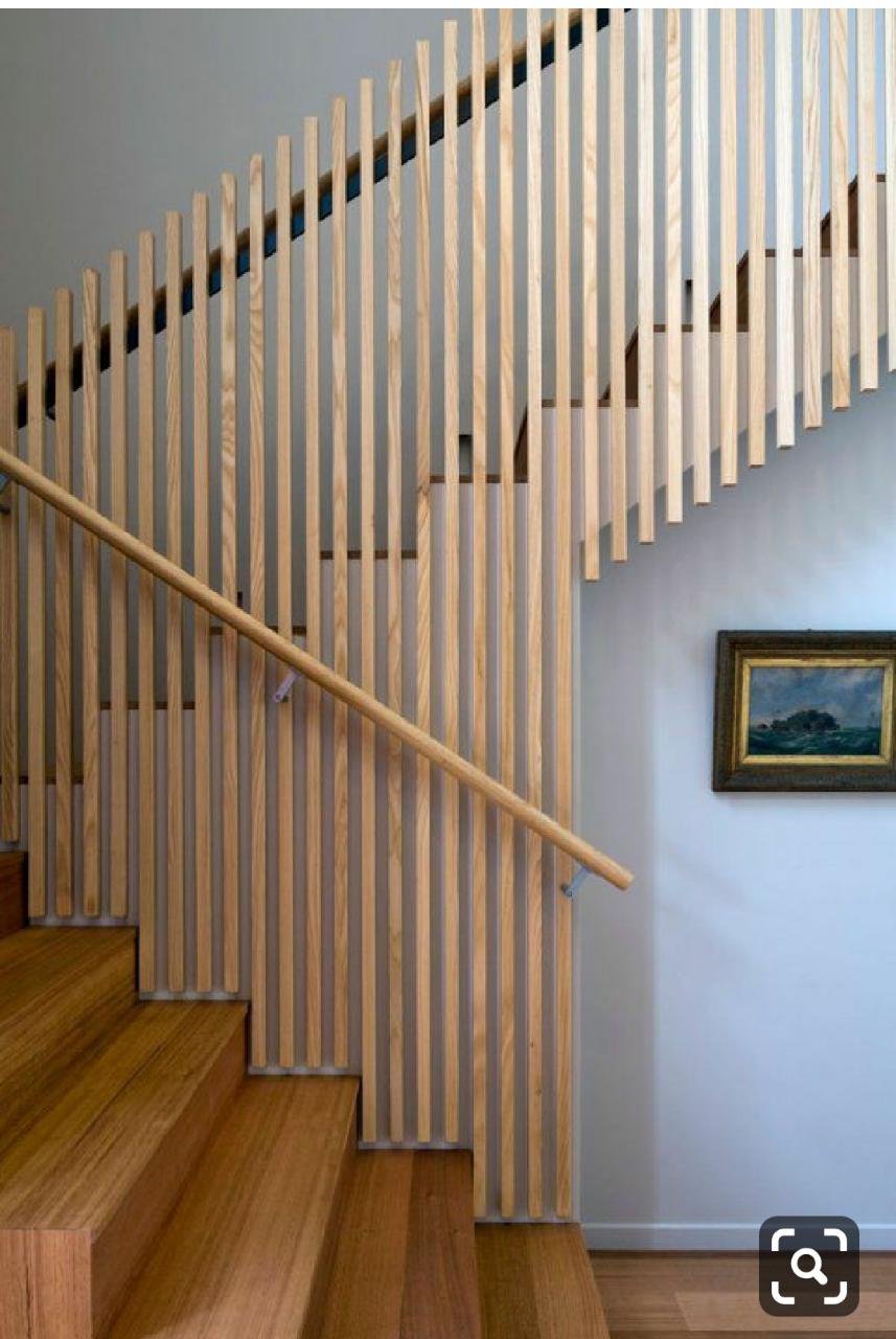 Лестница с деревянными рейками