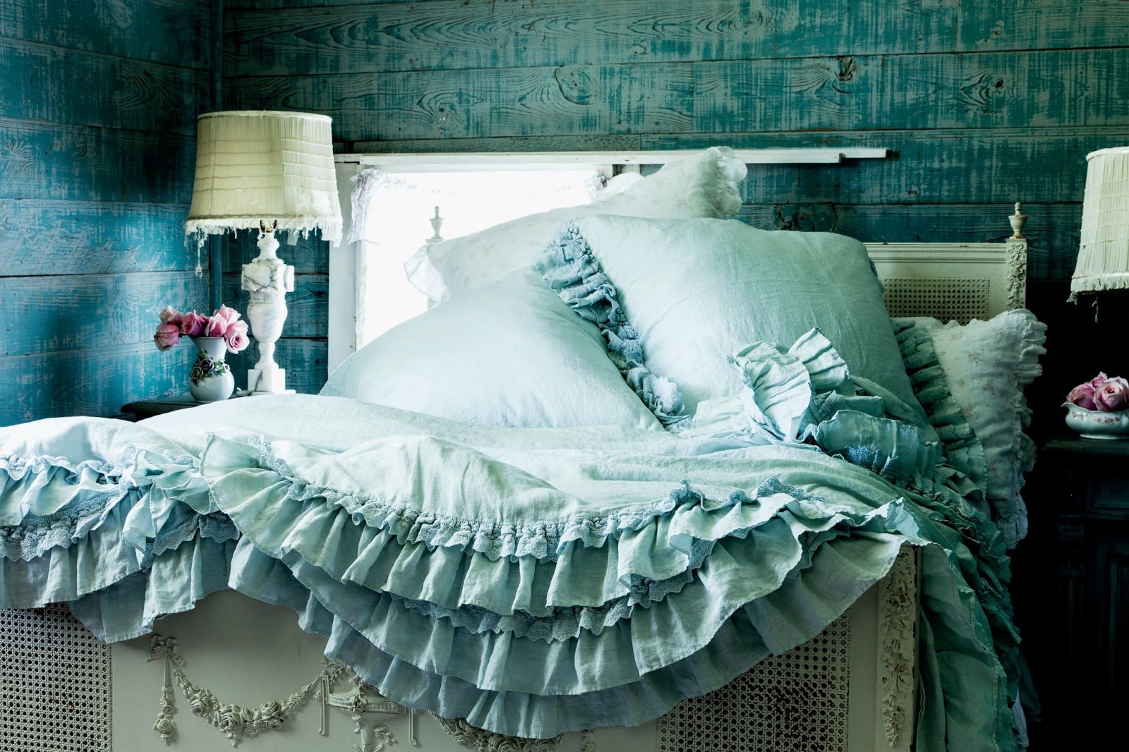 Натуральная постель. Shabby Chic постельное белье. Рюши шебби Шик. Спальня в стиле шебби Шик. Кровать с постельным бельем.