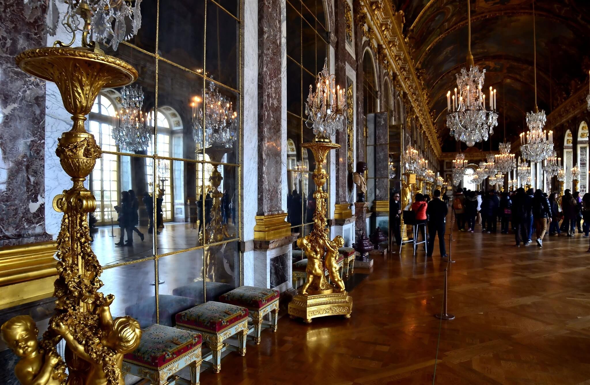 Галереи версаля. Дворец Версаль зеркальная галерея. Версаль Франция зеркальная галерея. Зеркальный зал Версальского дворца. Версальский дворец внутри зеркальная галерея.