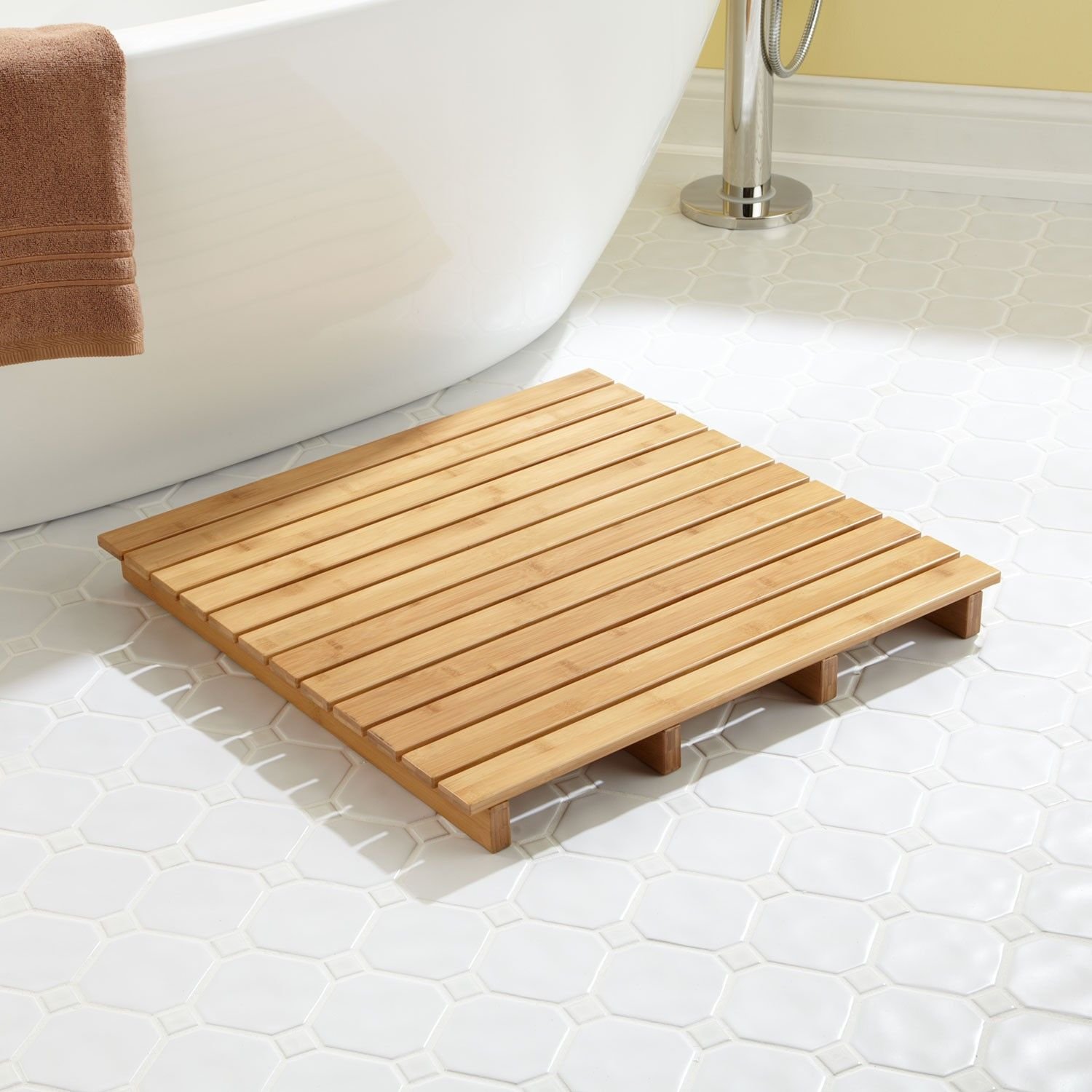 Подставка под душевую. Деревянный коврик для ванной. Деревянный коврик в ванну. Решетка для ванной деревянная.