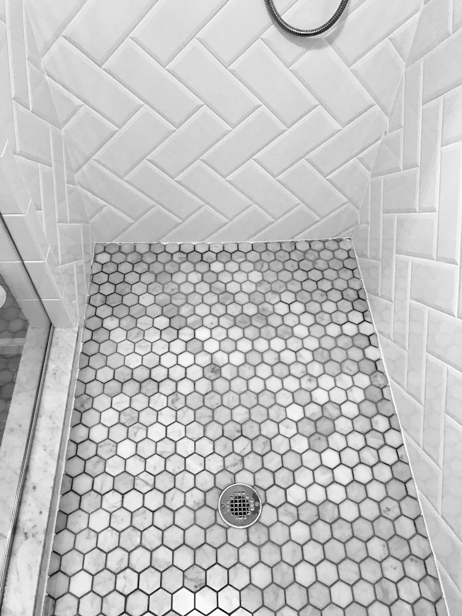 Душевой поддон серый. Ванная плитка Hexagon Grey. Гексагон душевая плитка. Поддон в душевую из мозаики. Душевой поддон из мозаики.
