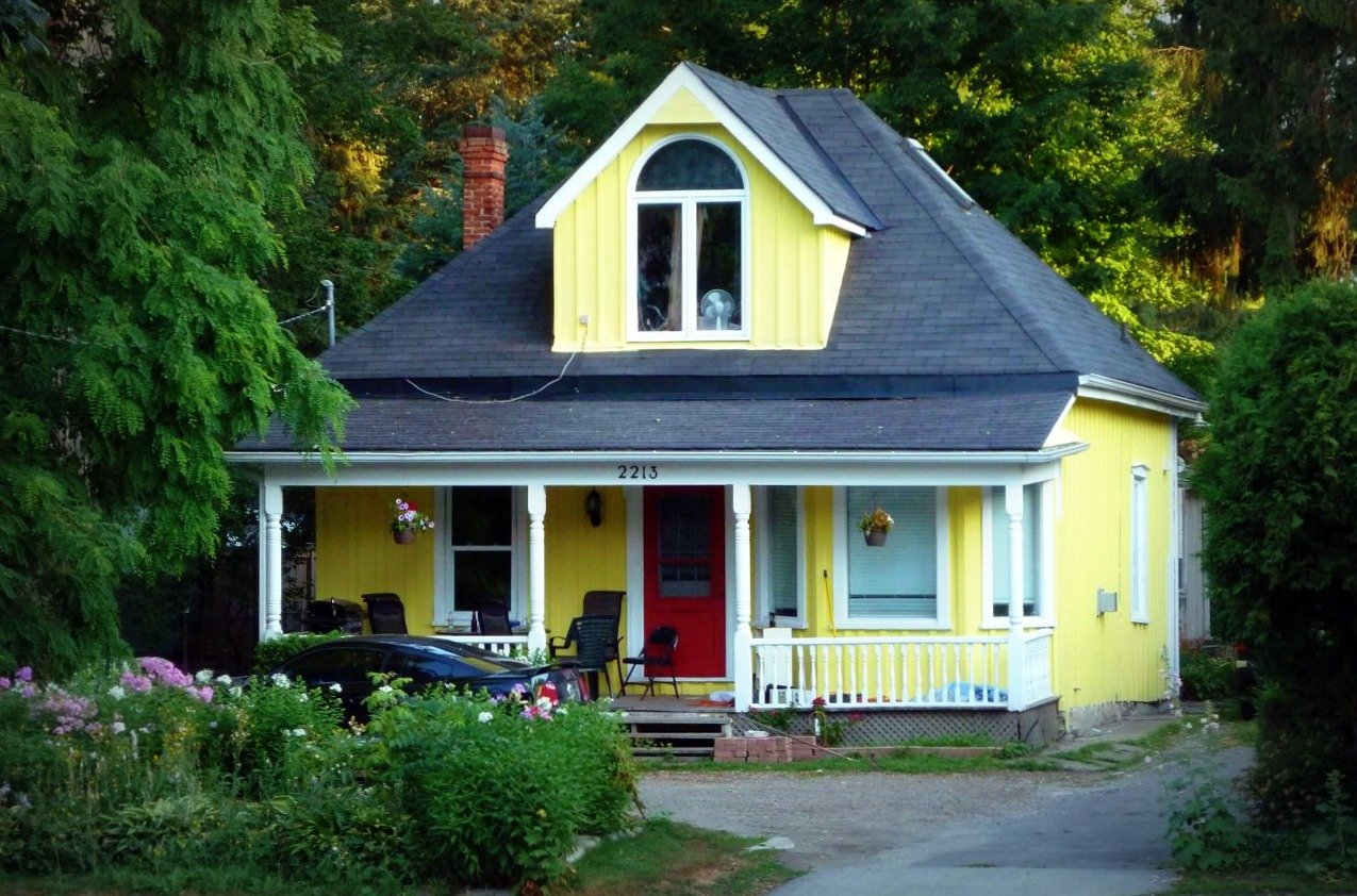 Желто серый дом